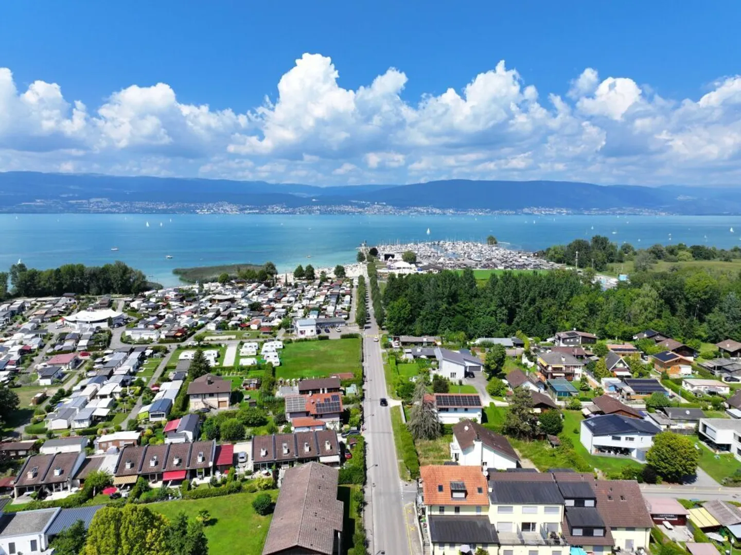 Affascinante Casa a Schiera con Galleria Vicino al Lago - Foto 1 di 10