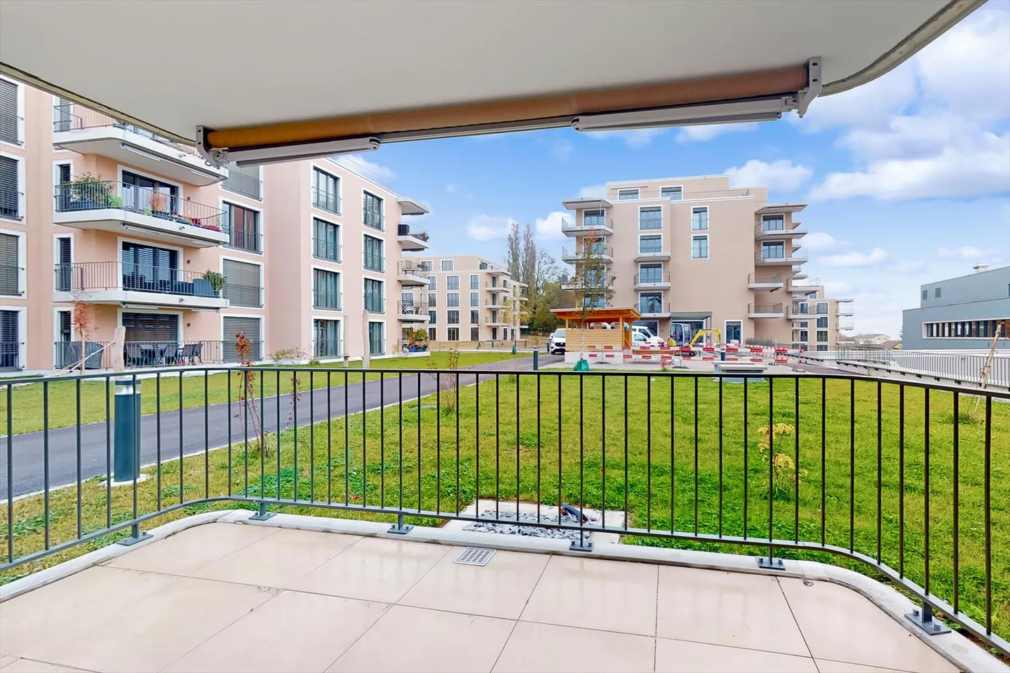 Intimité au niveau du sol - Appartement neuf et élégant au rez-de-chaussée ! - Photo 9 sur 9