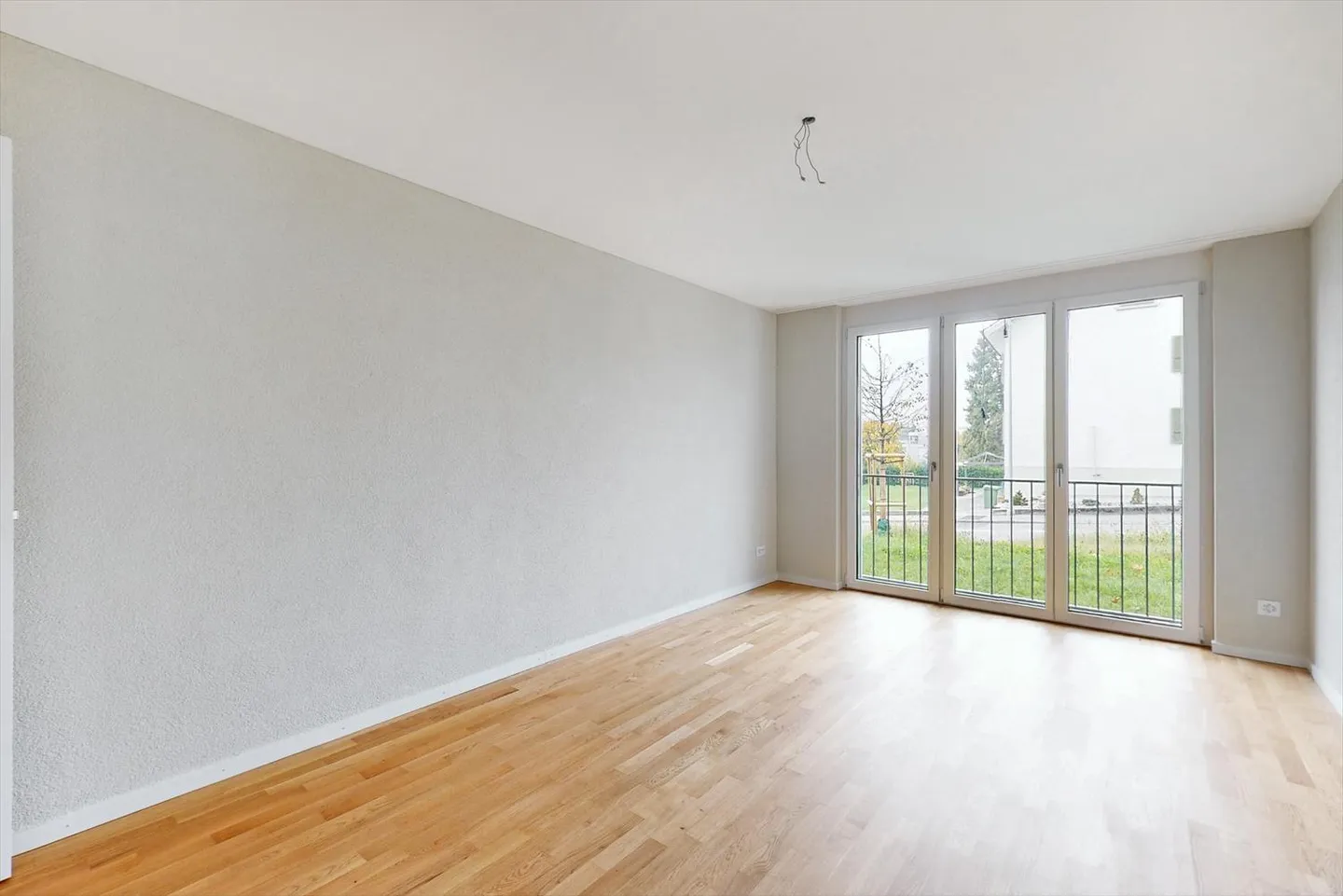 Intimité au niveau du sol - Appartement neuf et élégant au rez-de-chaussée ! - Photo 5 sur 9
