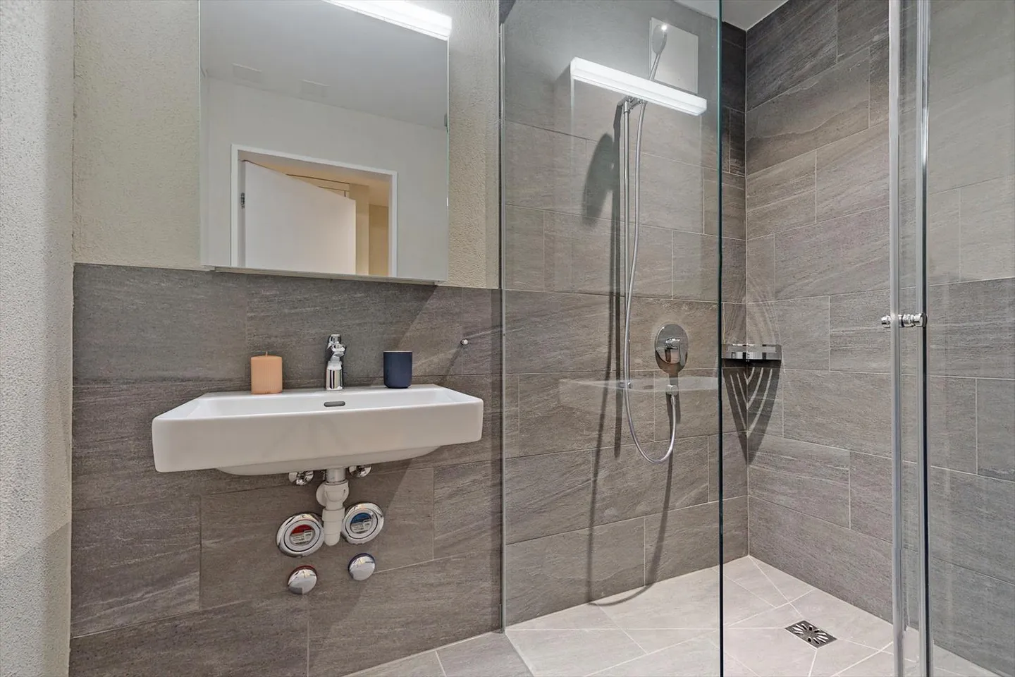 Intimité au niveau du sol - Appartement neuf et élégant au rez-de-chaussée ! - Photo 7 sur 9