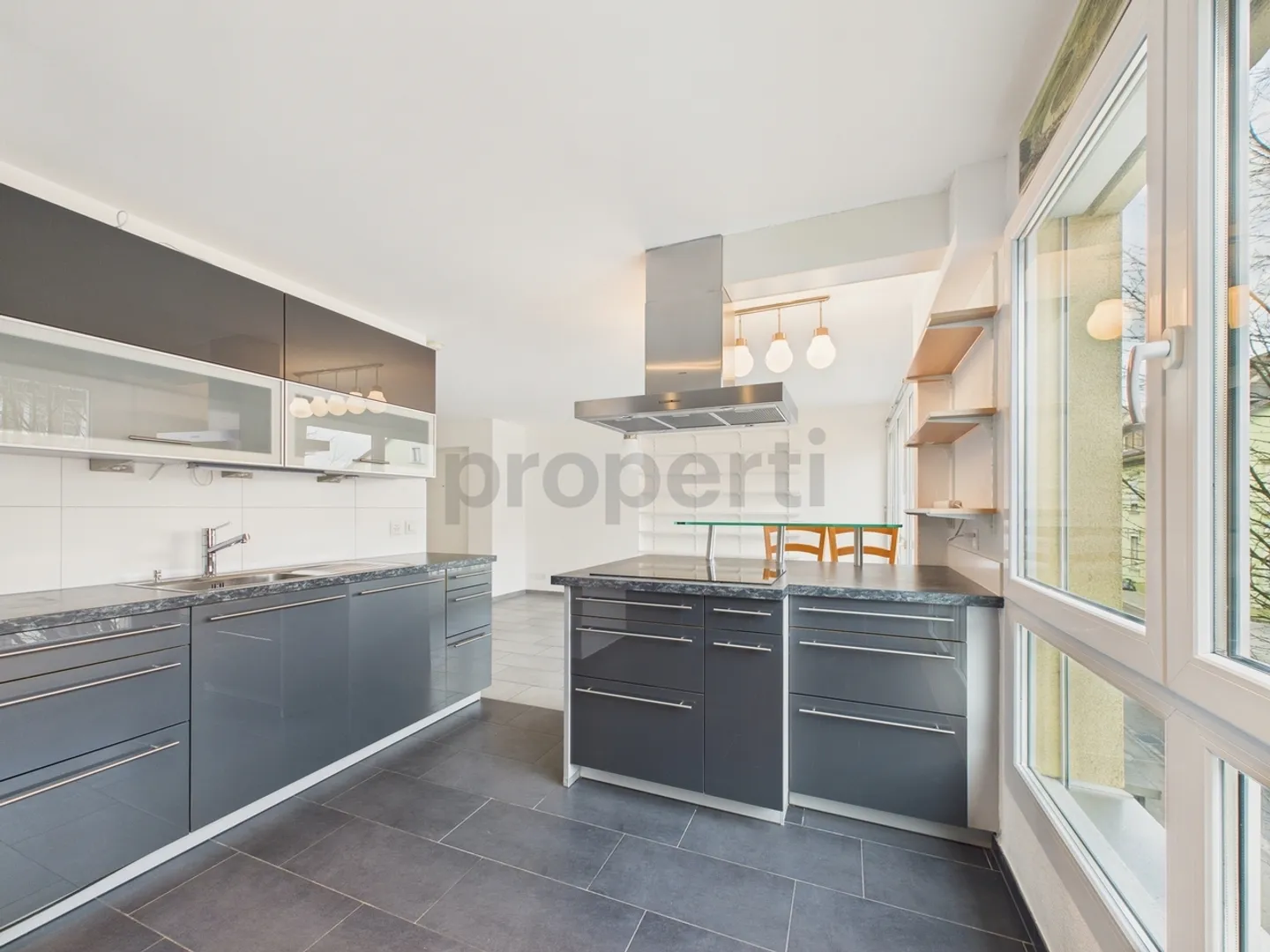 Appartement moderne lumineux de 4,5 pièces Minergie avec terrasse, cave et garage souterrain à Mumpf - Photo 2 sur 13