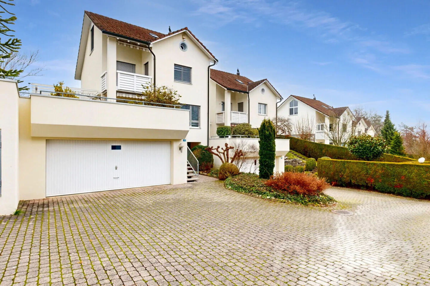 Grosszügiges Haus mit Garten, Doppelgarage und Tempo-30-Lage - Foto 1 von 12