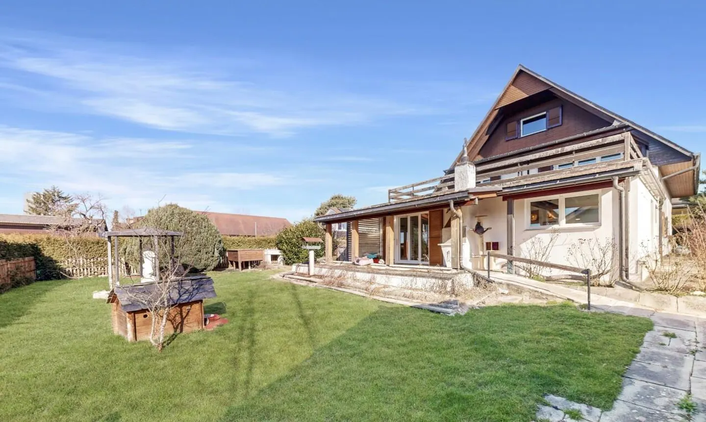 Renovated individual villa with rooftop and unobstructed view - Photo 2 of 11