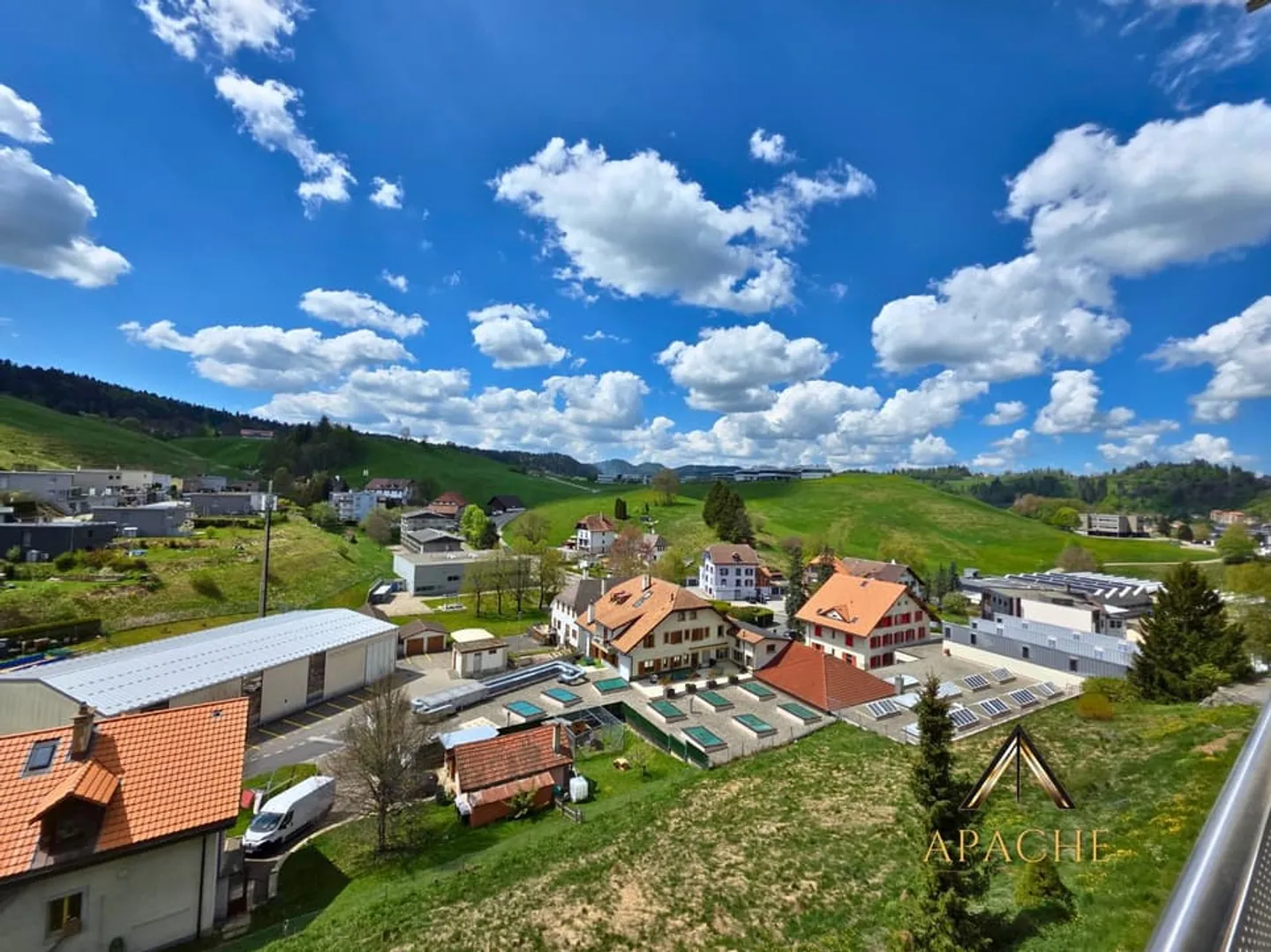 Appartamento di 3,5 locali con balcone e vista mozzafiato in posizione dominante - Foto 1 di 12
