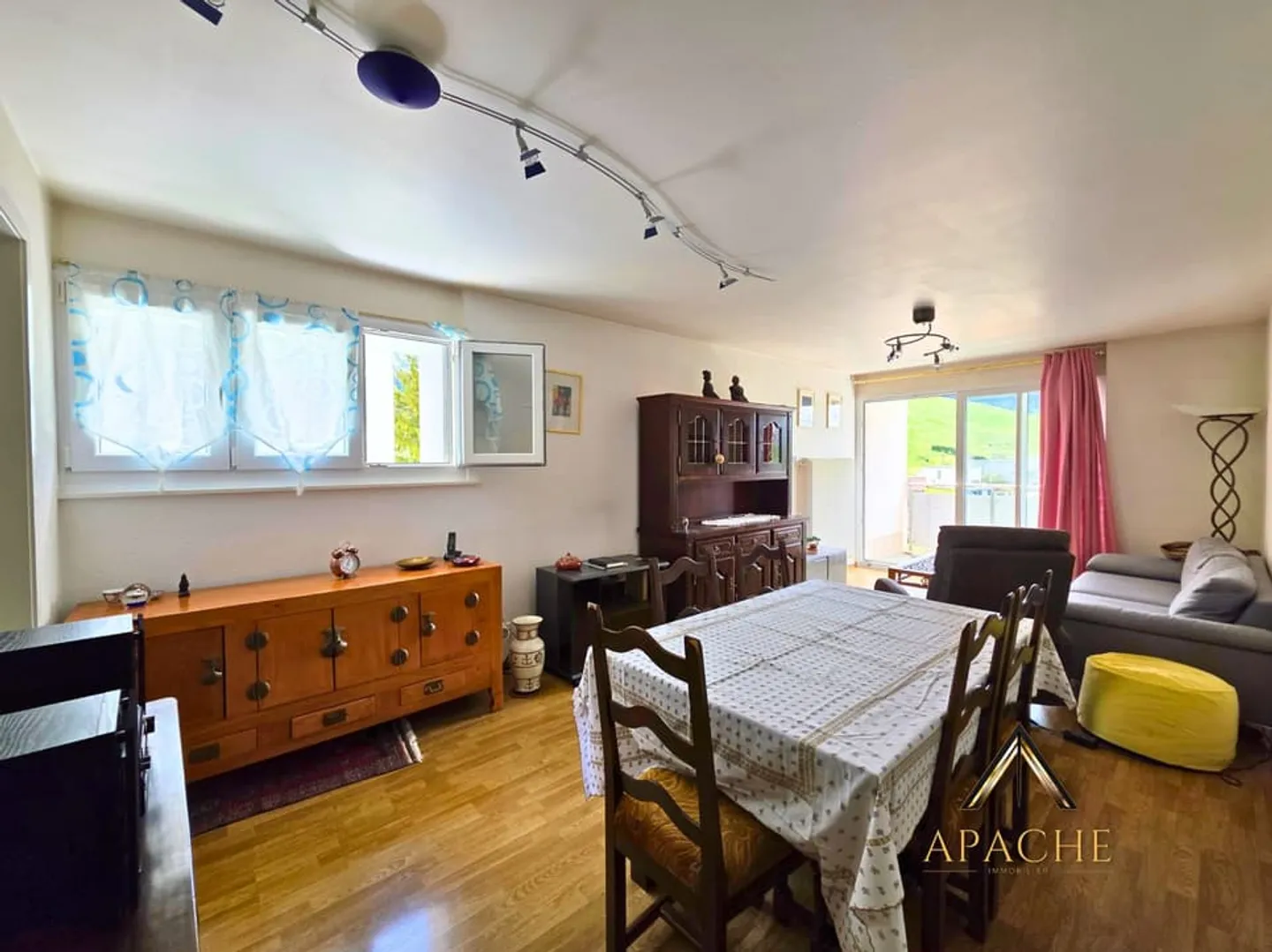 Appartamento di 3,5 locali con balcone e vista mozzafiato in posizione dominante - Foto 2 di 12