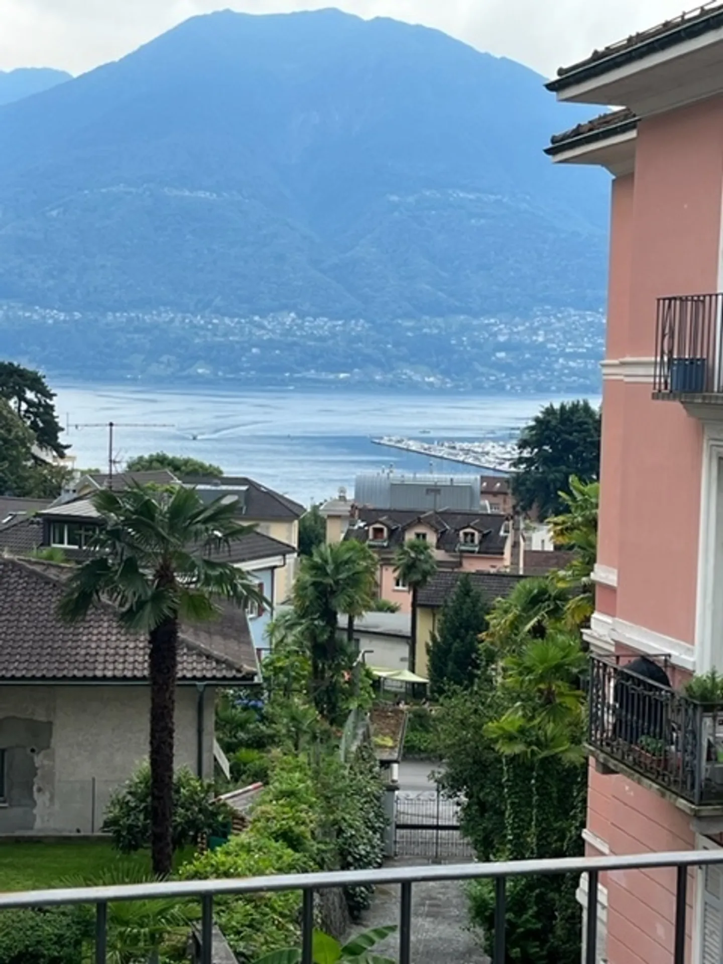 MURALTO, AFFITTASI MONOLOCALE CON VISTA LAGO
 - Foto 2 di 9