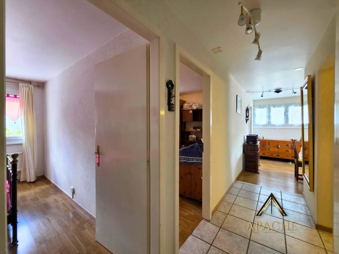 Appartamento di 3,5 locali con balcone e vista mozzafiato in posizione dominante - Foto 9 di 12
