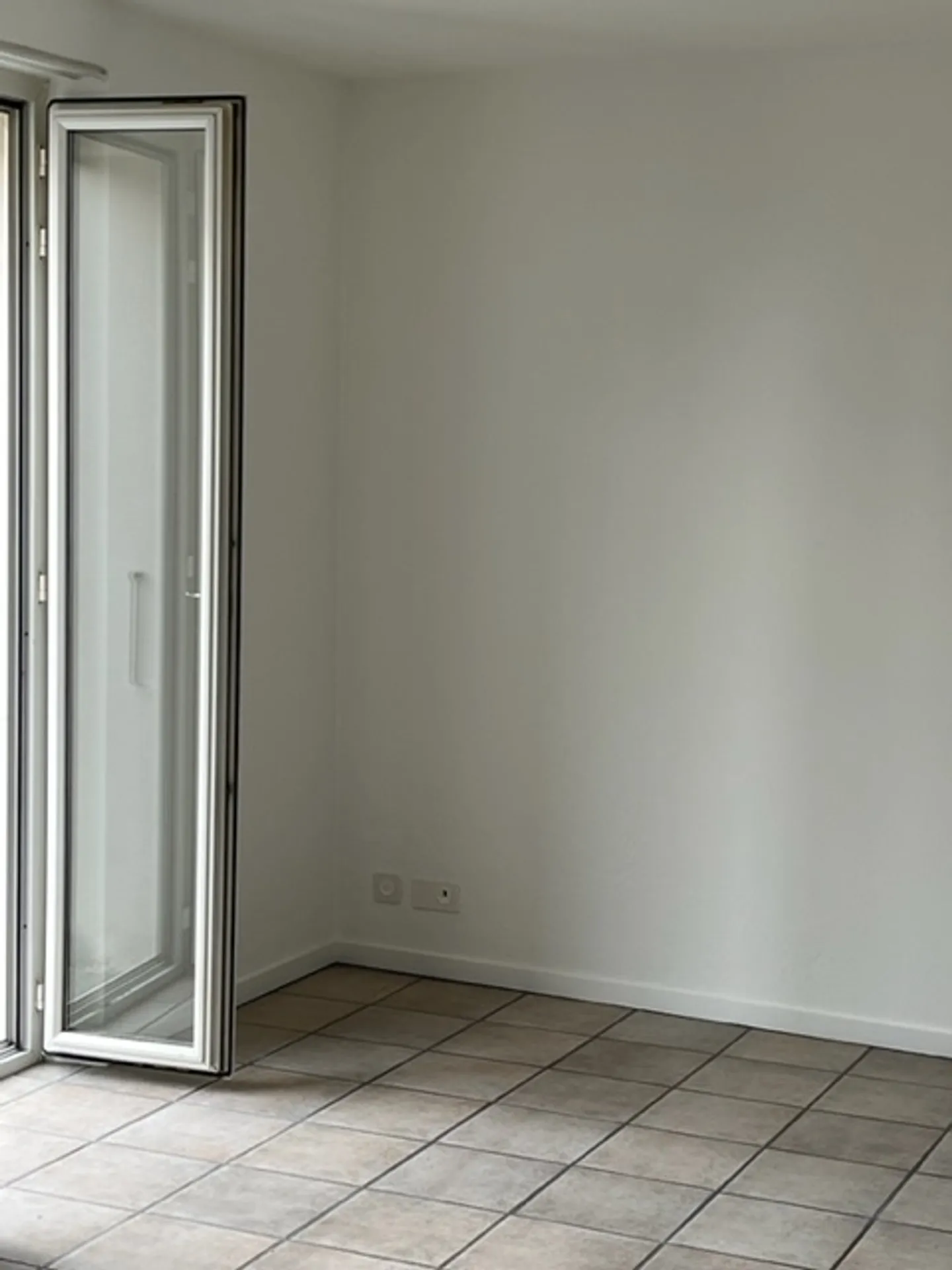 MURALTO, AFFITTASI MONOLOCALE CON VISTA LAGO
 - Foto 7 di 9