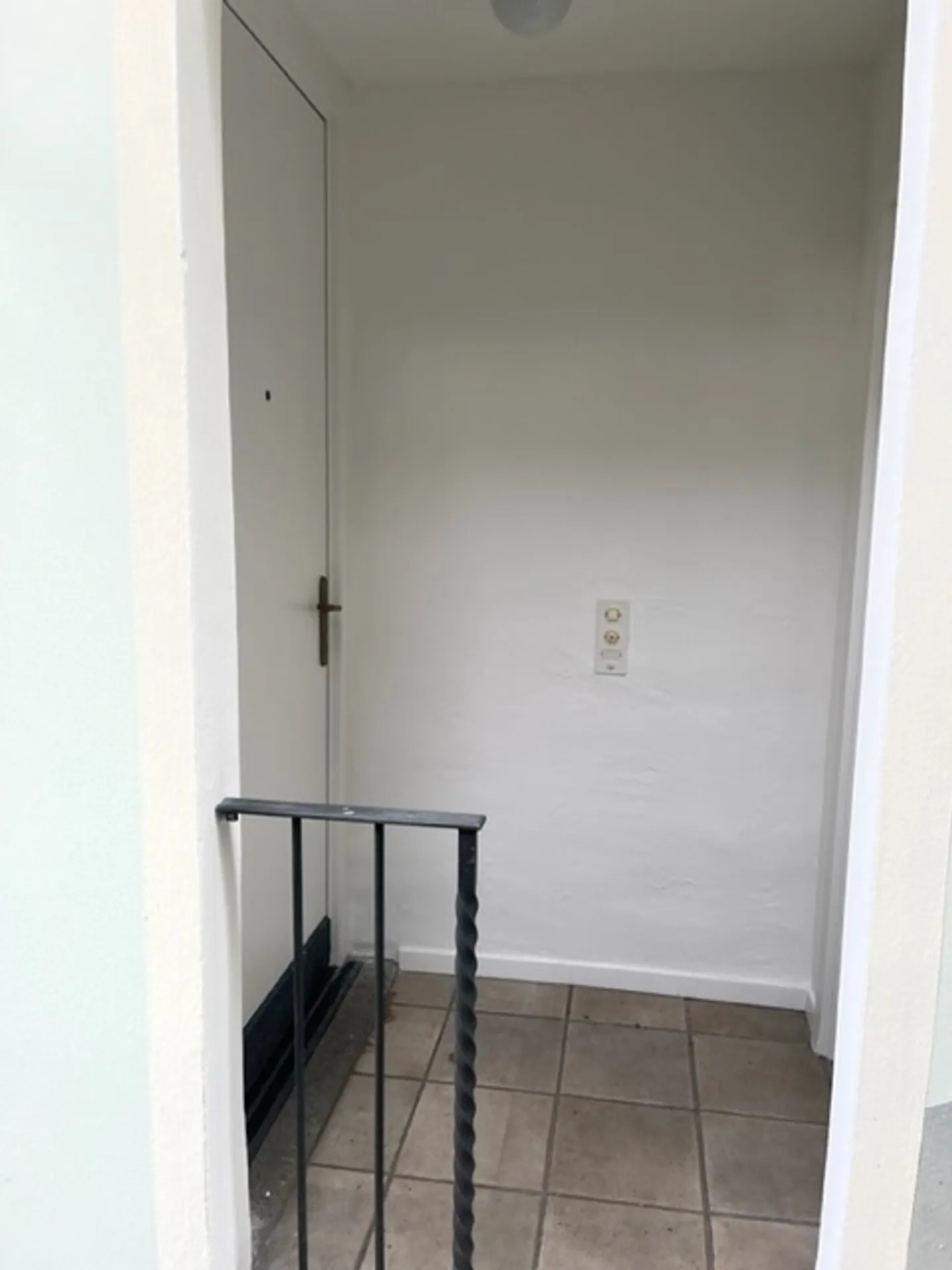 MURALTO, AFFITTASI MONOLOCALE CON VISTA LAGO
 - Foto 8 di 9