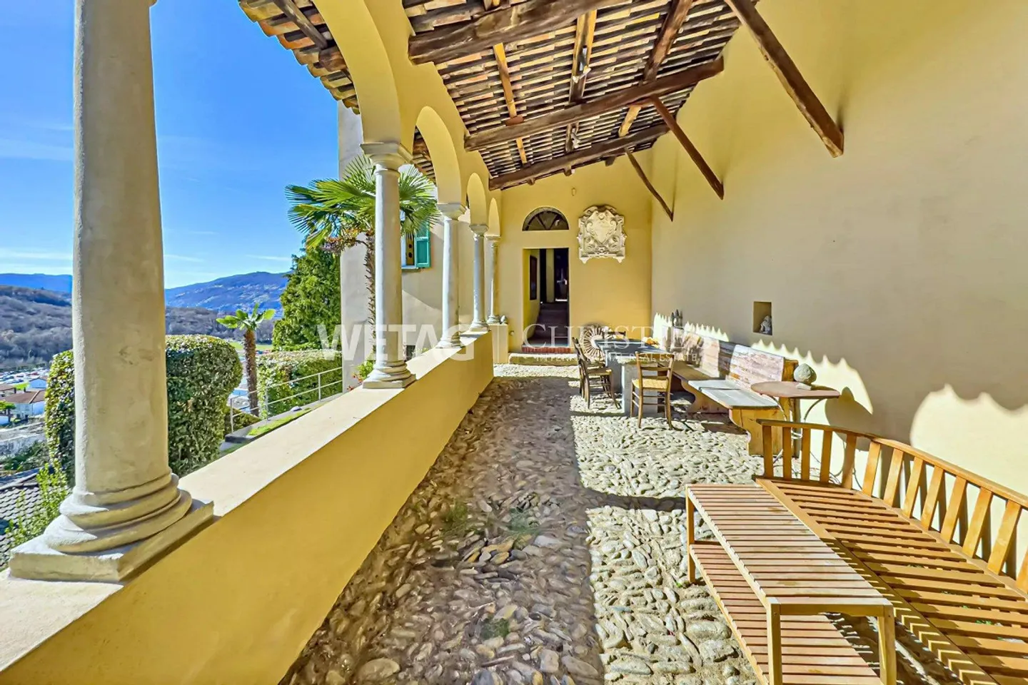 Historische Villa in Comano - Foto 2 von 13