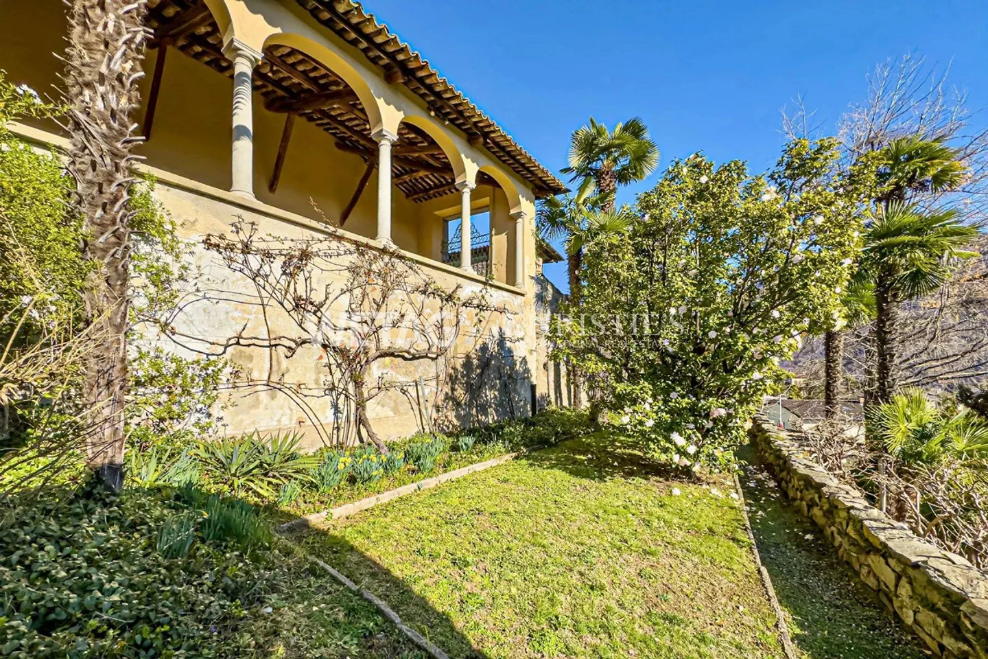 Historische Villa in Comano - Foto 9 von 13