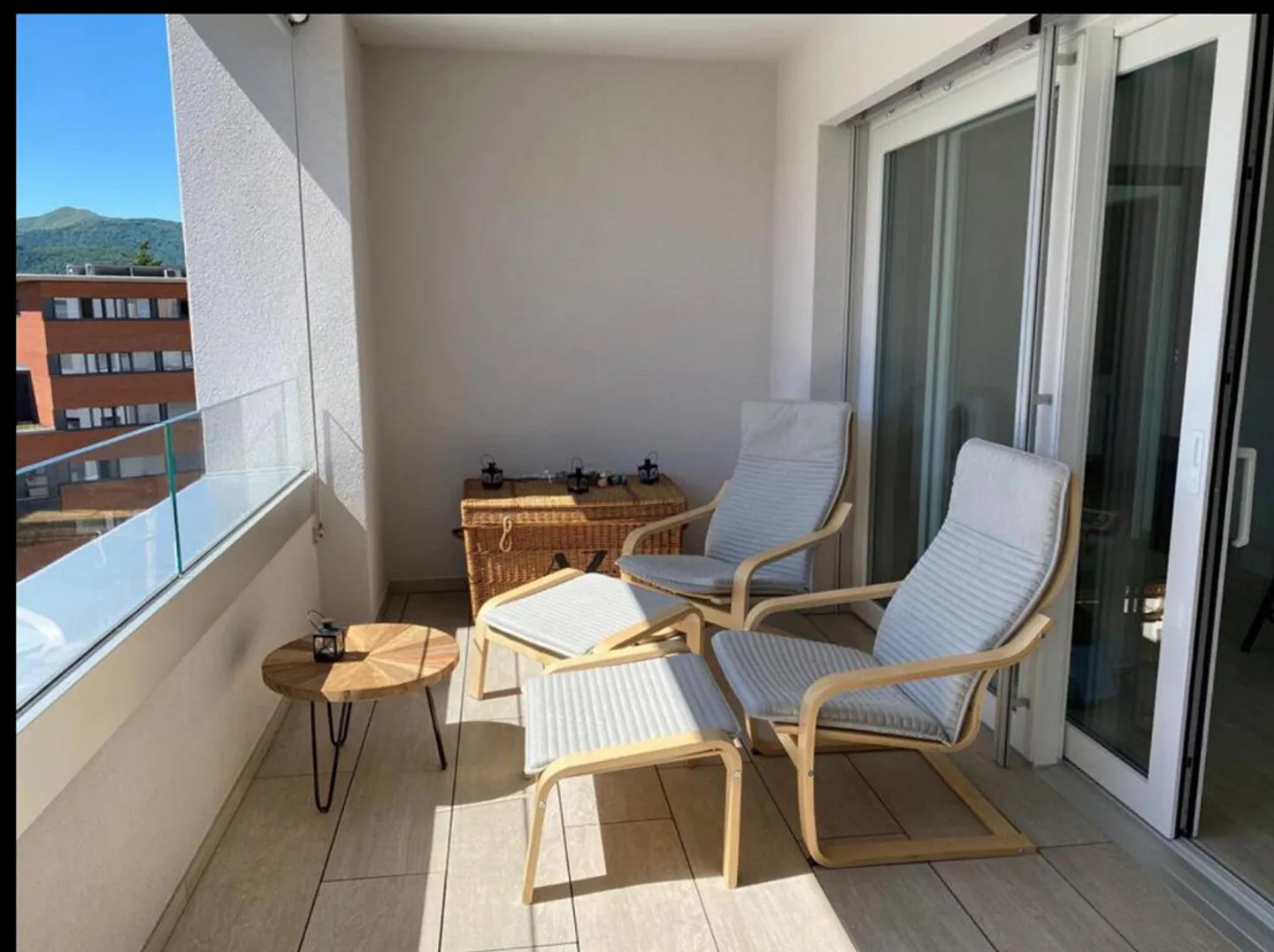 Spacious, bright and on the top floor with panoramic views - Photo 1 of 12