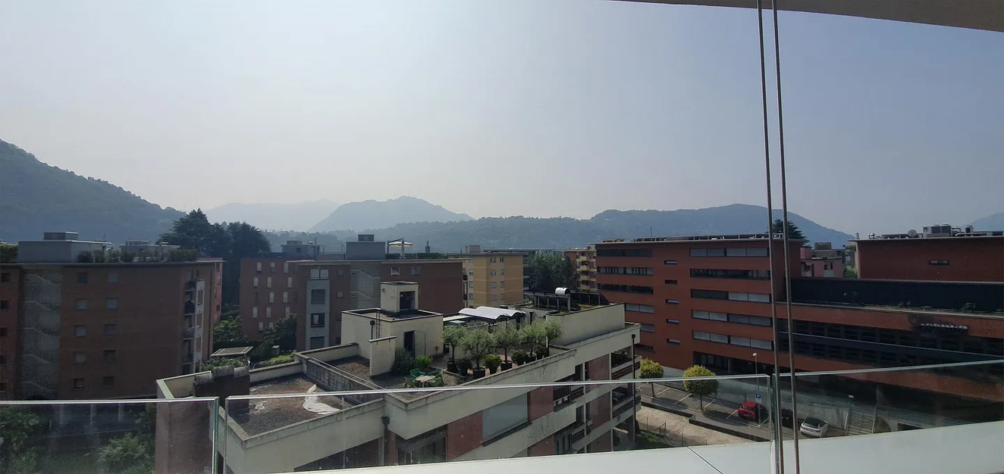 Spacious, bright and on the top floor with panoramic views - Photo 2 of 12