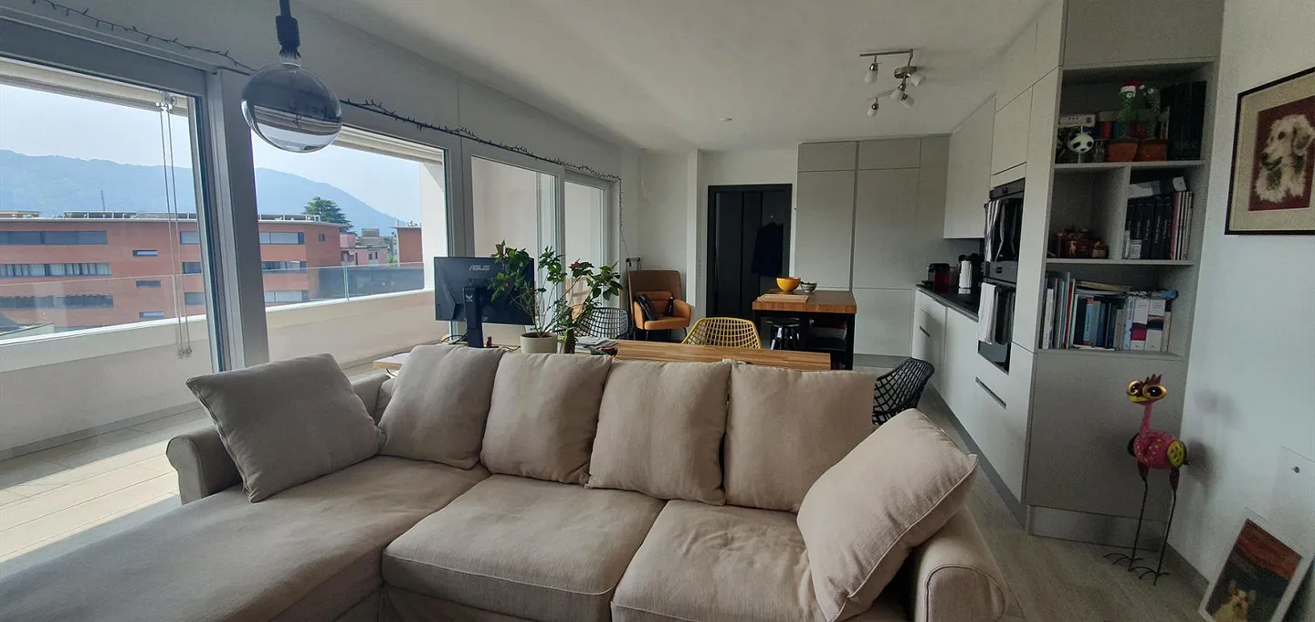 Spacious, bright and on the top floor with panoramic views - Photo 3 of 12