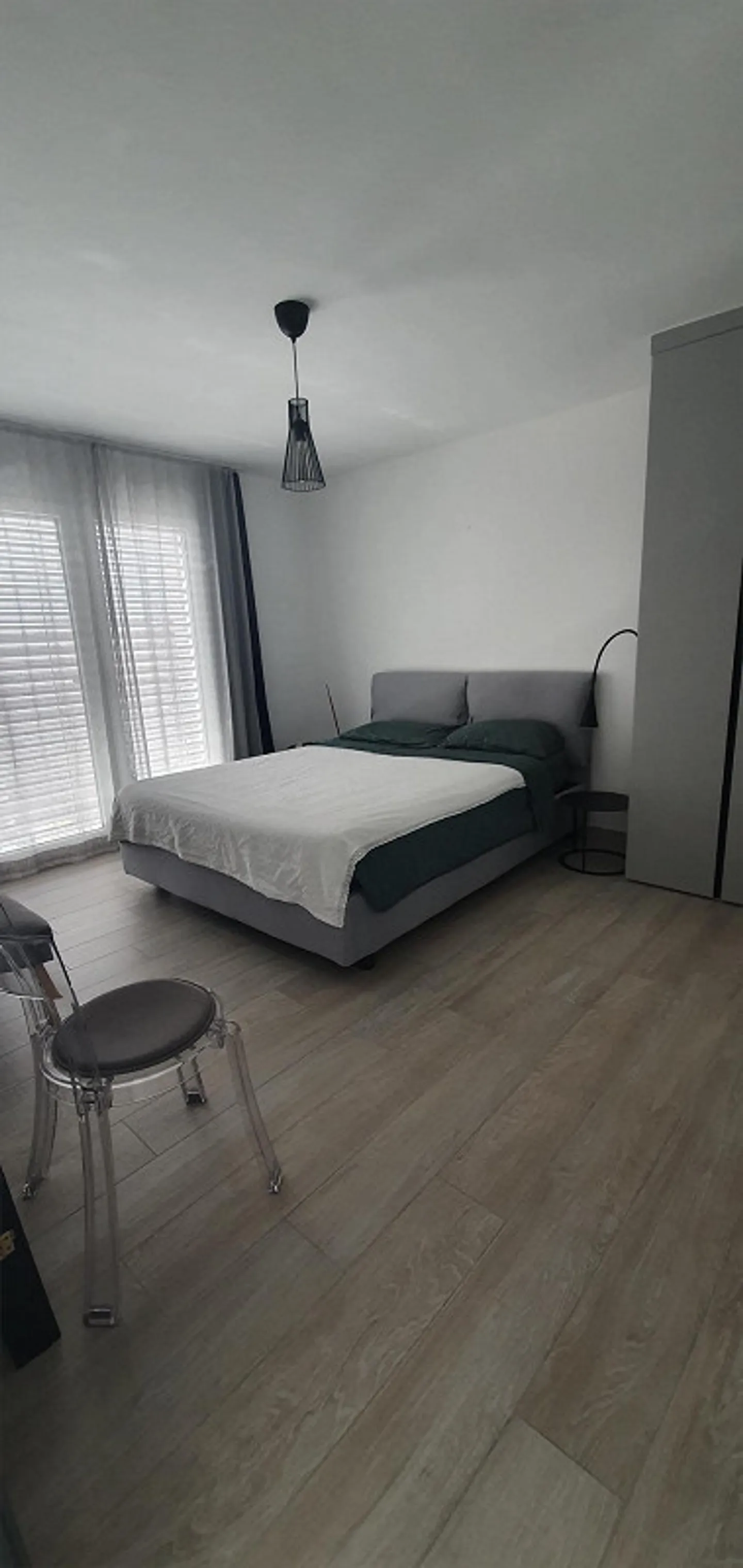 Spacious, bright and on the top floor with panoramic views - Photo 7 of 12