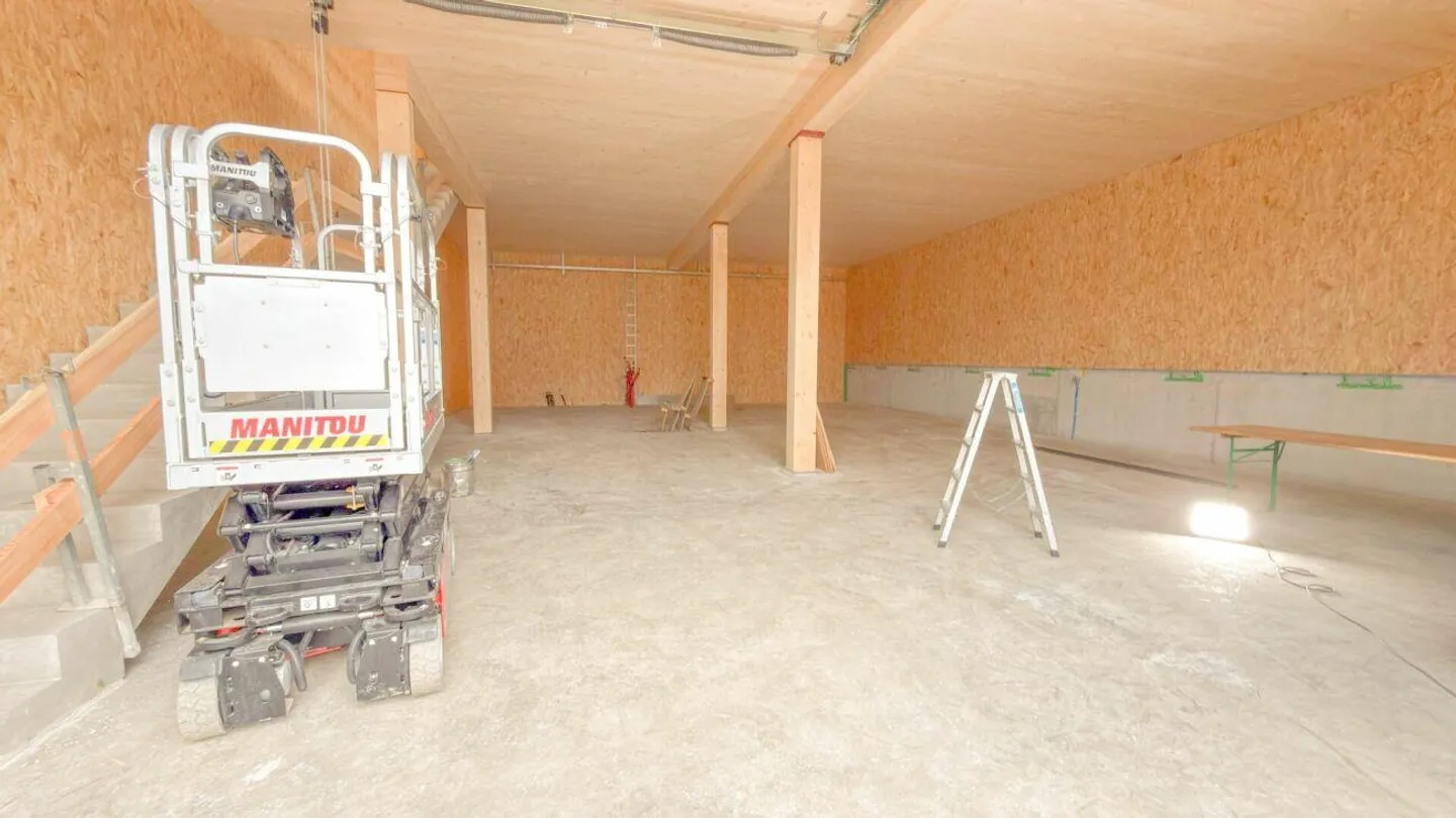 Sustainable raw construction boxes with motorway access - for office, workshop & more - Photo 3 of 7