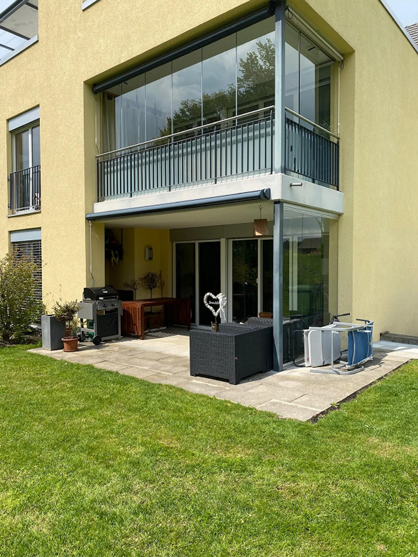 Appartement spacieux de 4½ pièces au rez-de-chaussée avec finition de haute qualité - Photo 1 sur 15
