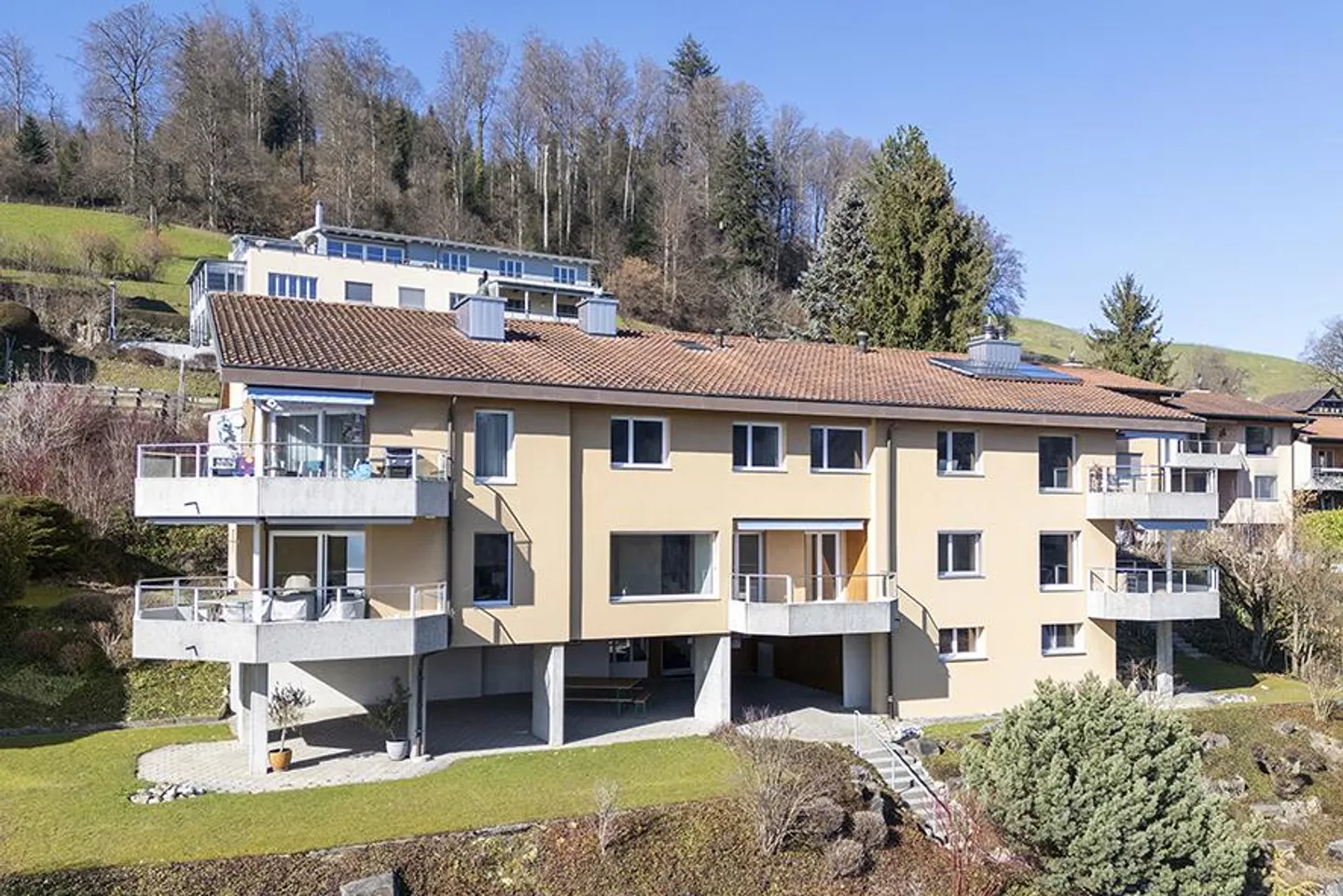 Appartement en duplex spacieux de 4,5 pièces avec vue sur le lac et panoramique - Photo 2 sur 20