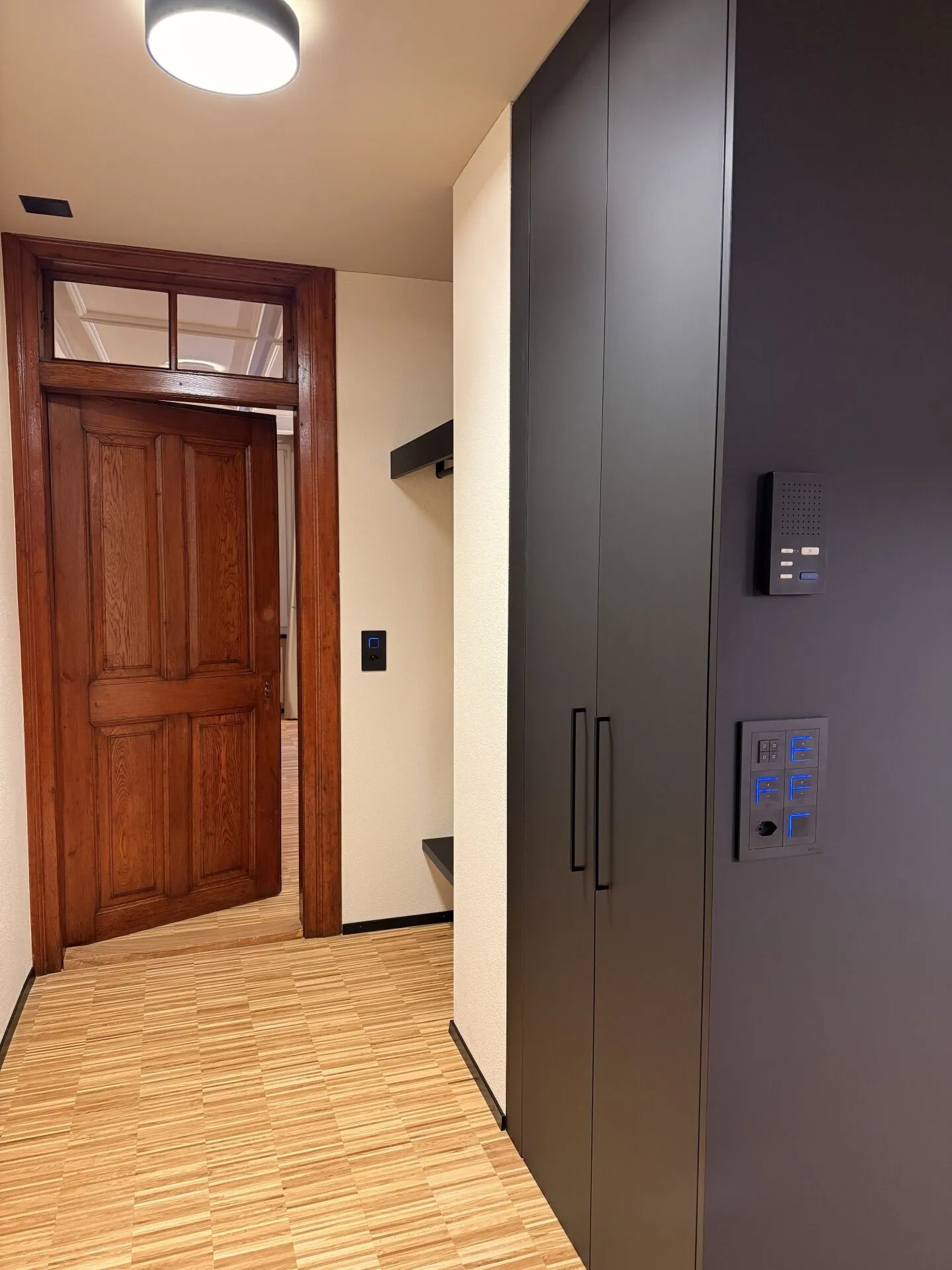 3.5-Room Old Town Apartment with Separate Home Office | Stylish Living & Working in the Heart of Zofingen - Photo 2 of 7