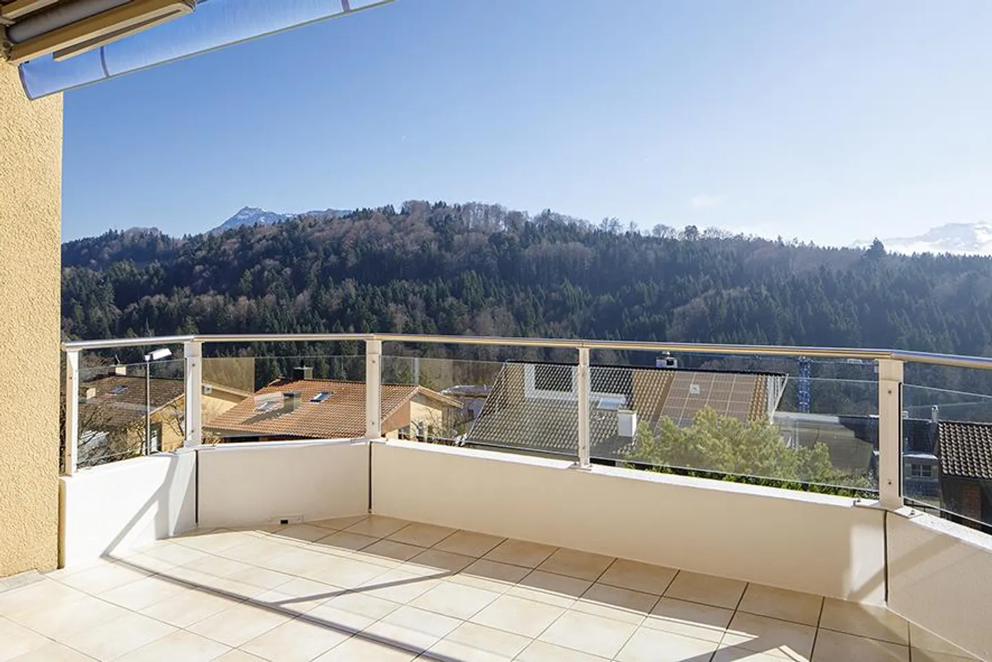 Appartement en duplex spacieux de 4,5 pièces avec vue sur le lac et panoramique - Photo 5 sur 20