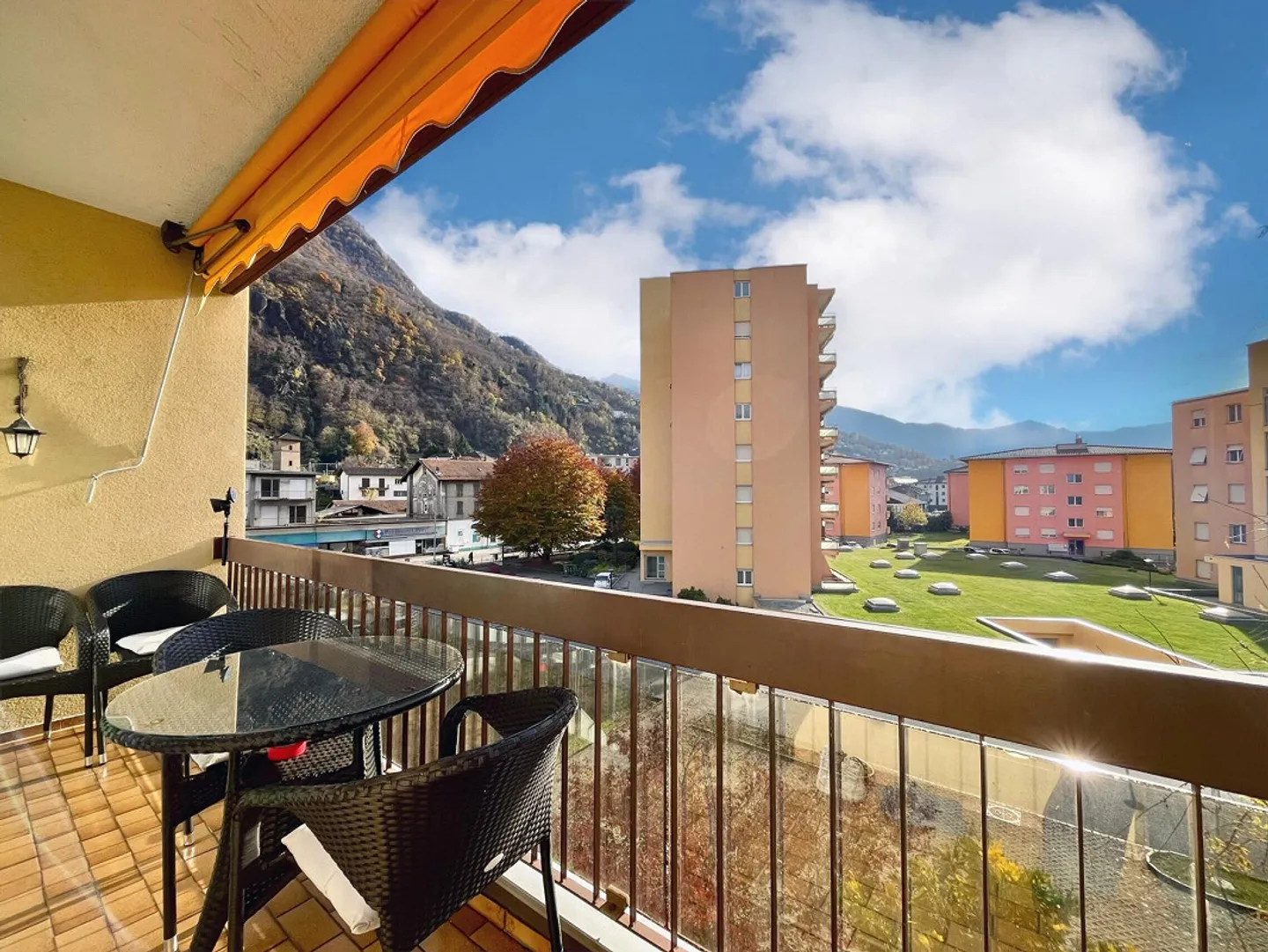 Großes Dachgeschoß mit 5,5 Zimmern und Terrasse in Bellinzona zu vermieten - Foto 4 von 9
