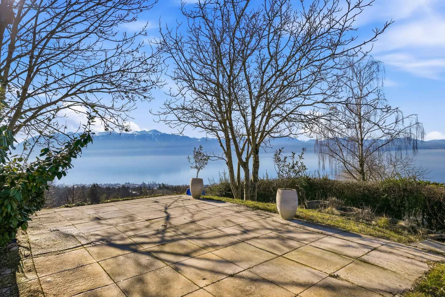 Exceptional villa with pool and stunning view of the lake - Photo 1 of 13