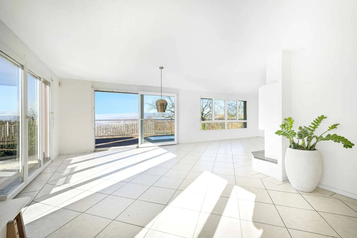 Exceptional villa with pool and stunning view of the lake - Photo 2 of 13