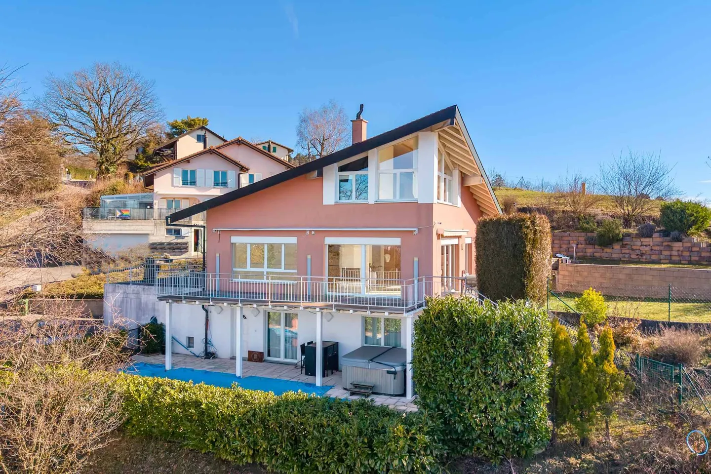 Exceptional villa with pool and stunning view of the lake - Photo 3 of 13