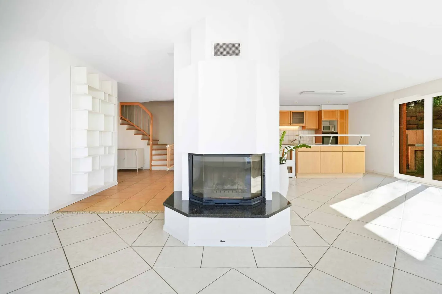 Exceptional villa with pool and stunning view of the lake - Photo 5 of 13