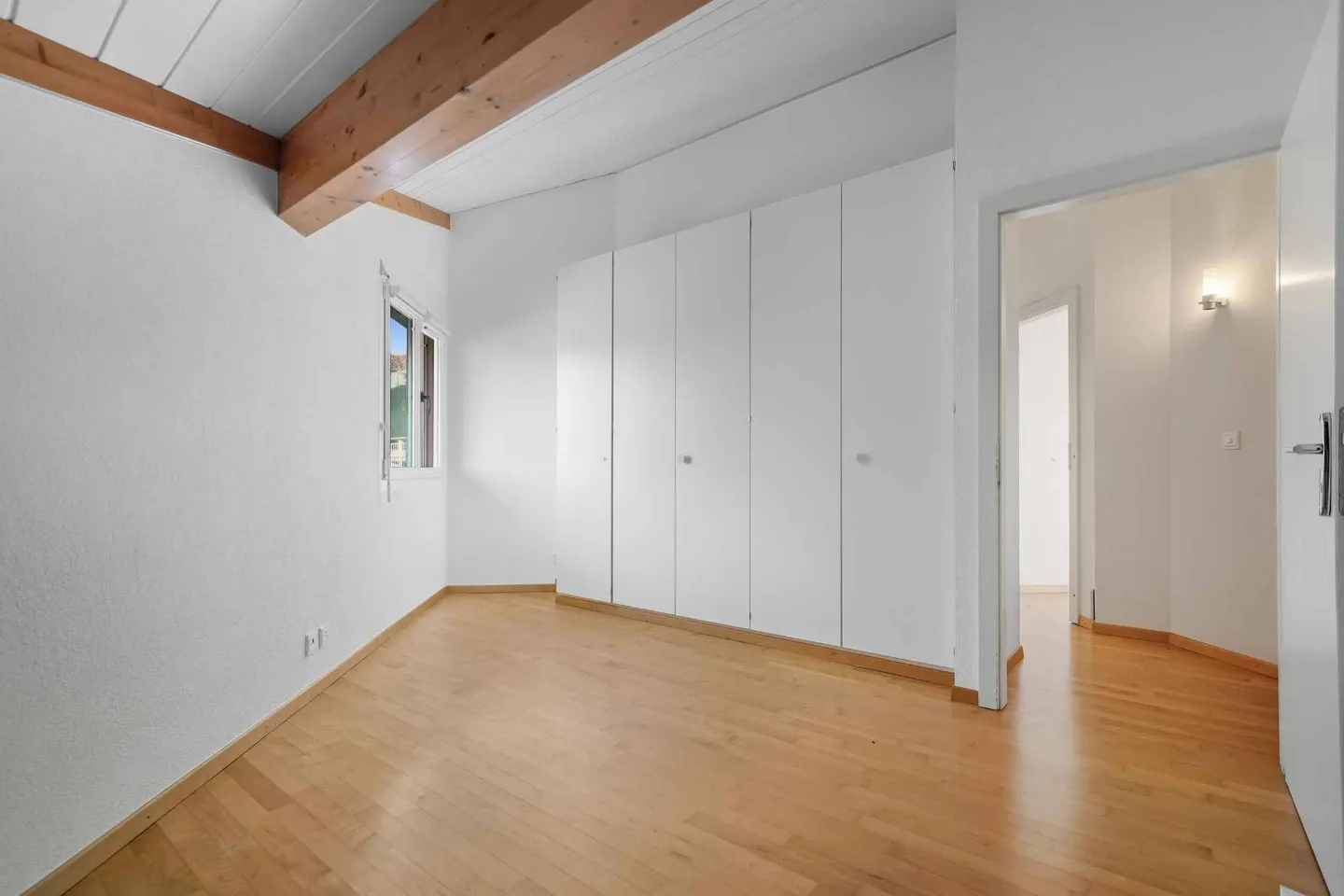 Exceptional villa with pool and stunning view of the lake - Photo 12 of 13