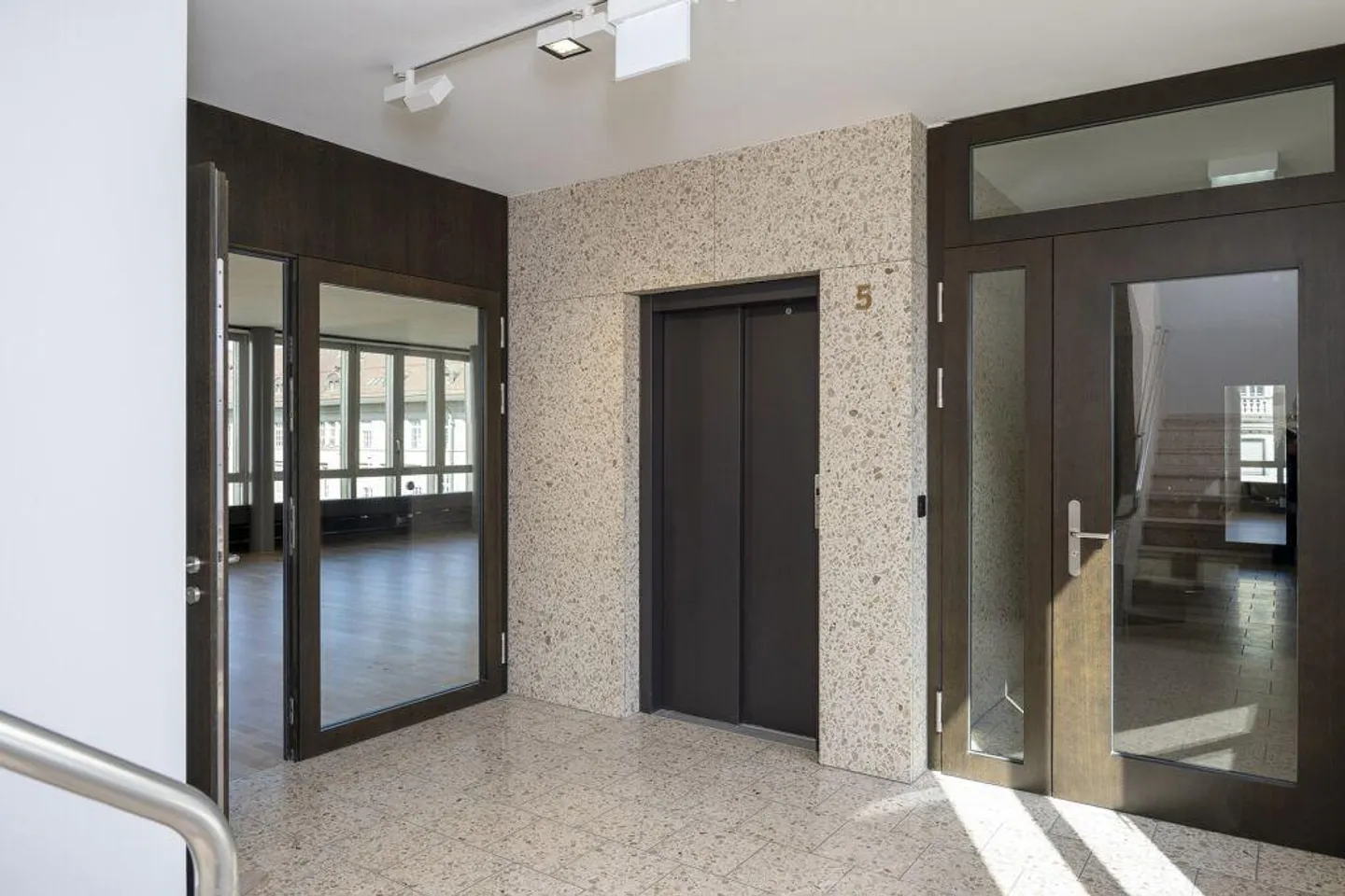 First occupancy - Top address, a few minutes walk from the main station - Photo 3 of 12