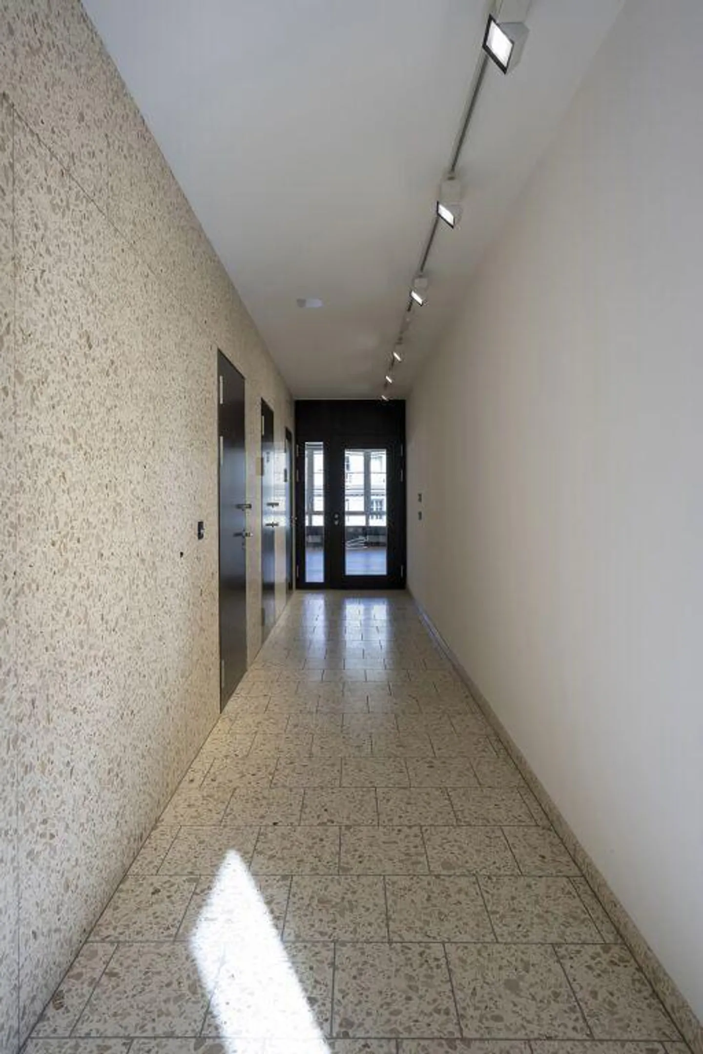 First occupancy - Top address, a few minutes walk from the main station - Photo 4 of 12