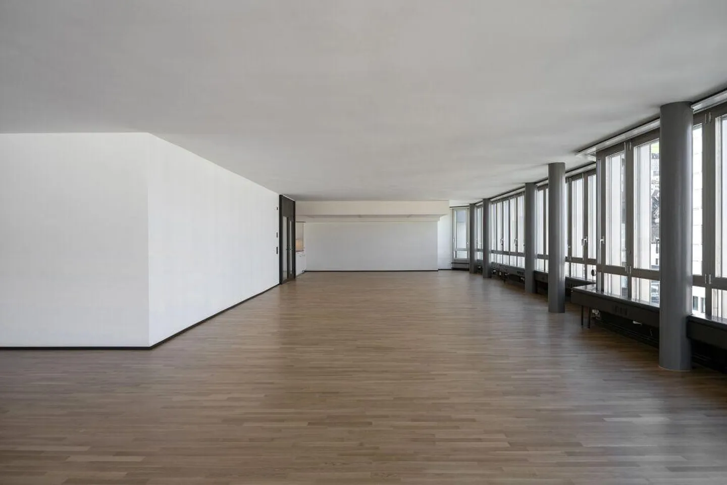 First occupancy - Top address, a few minutes walk from the main station - Photo 5 of 12