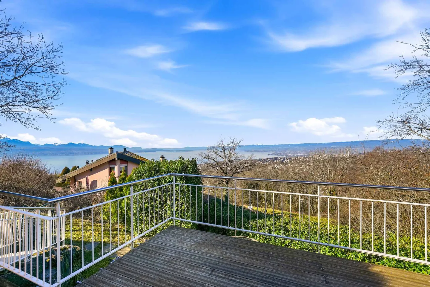 Exceptional villa with pool and stunning view of the lake - Photo 8 of 13