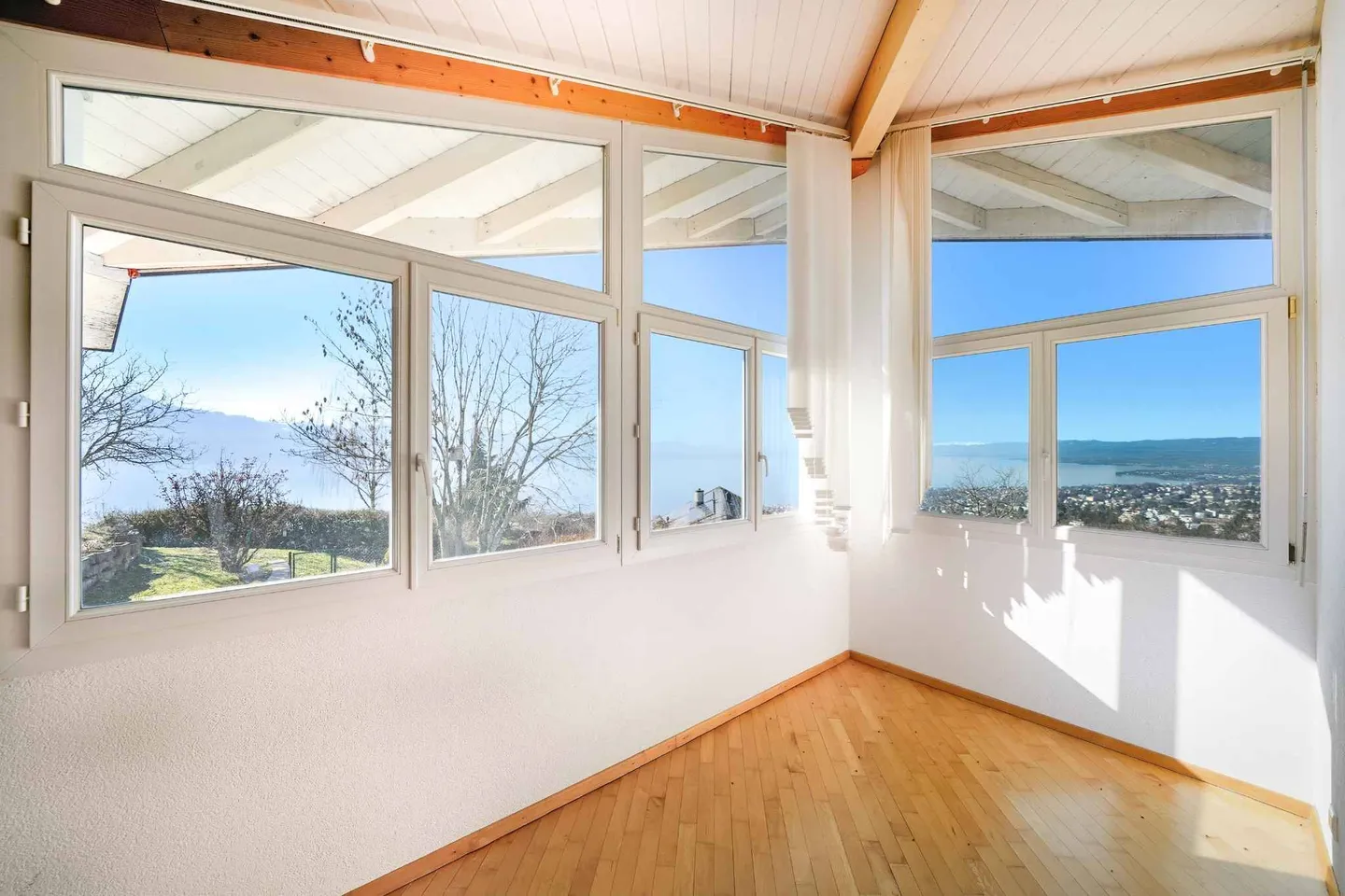 Exceptional villa with pool and stunning view of the lake - Photo 9 of 13