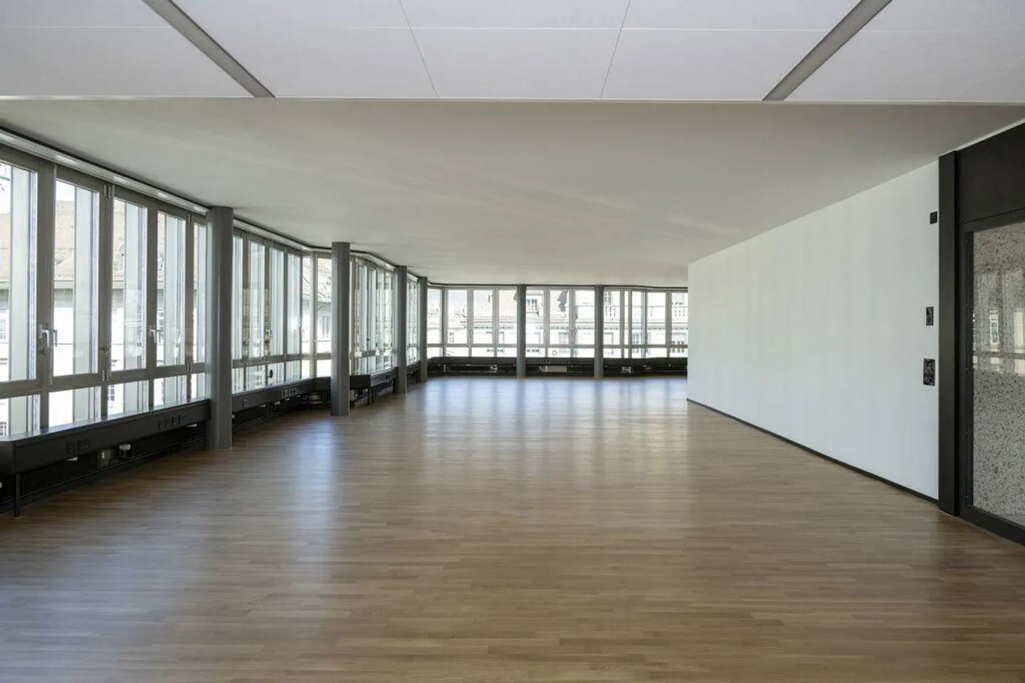 First occupancy - Top address, a few minutes walk from the main station - Photo 6 of 12