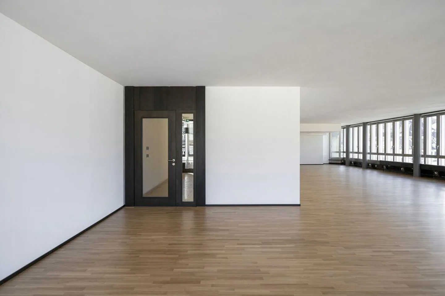 First occupancy - Top address, a few minutes walk from the main station - Photo 7 of 12