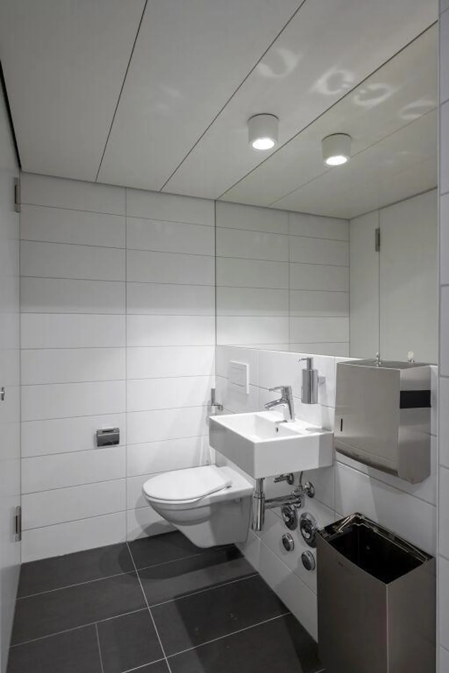 First occupancy - Top address, a few minutes walk from the main station - Photo 11 of 12