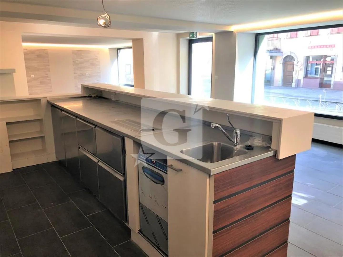 Ristorante completamente ristrutturato! Idealmente situato nella piazza centrale di St-Leonard VS - Foto 3 di 11