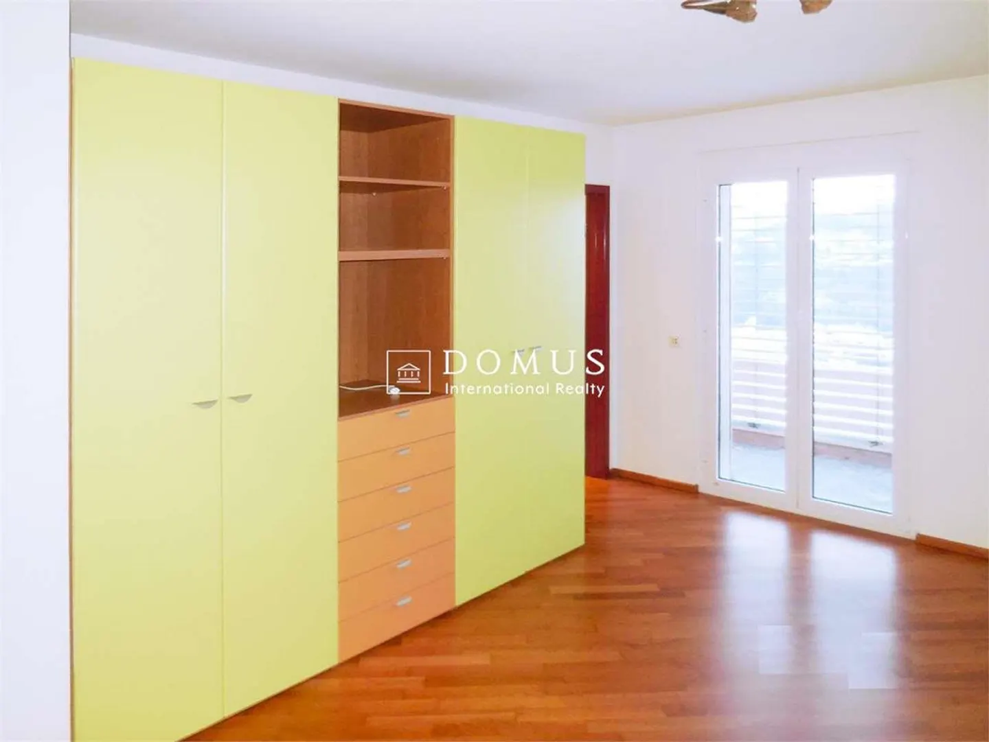 Elegant independent villa with stunning lake view in Muzzano - Photo 2 of 11