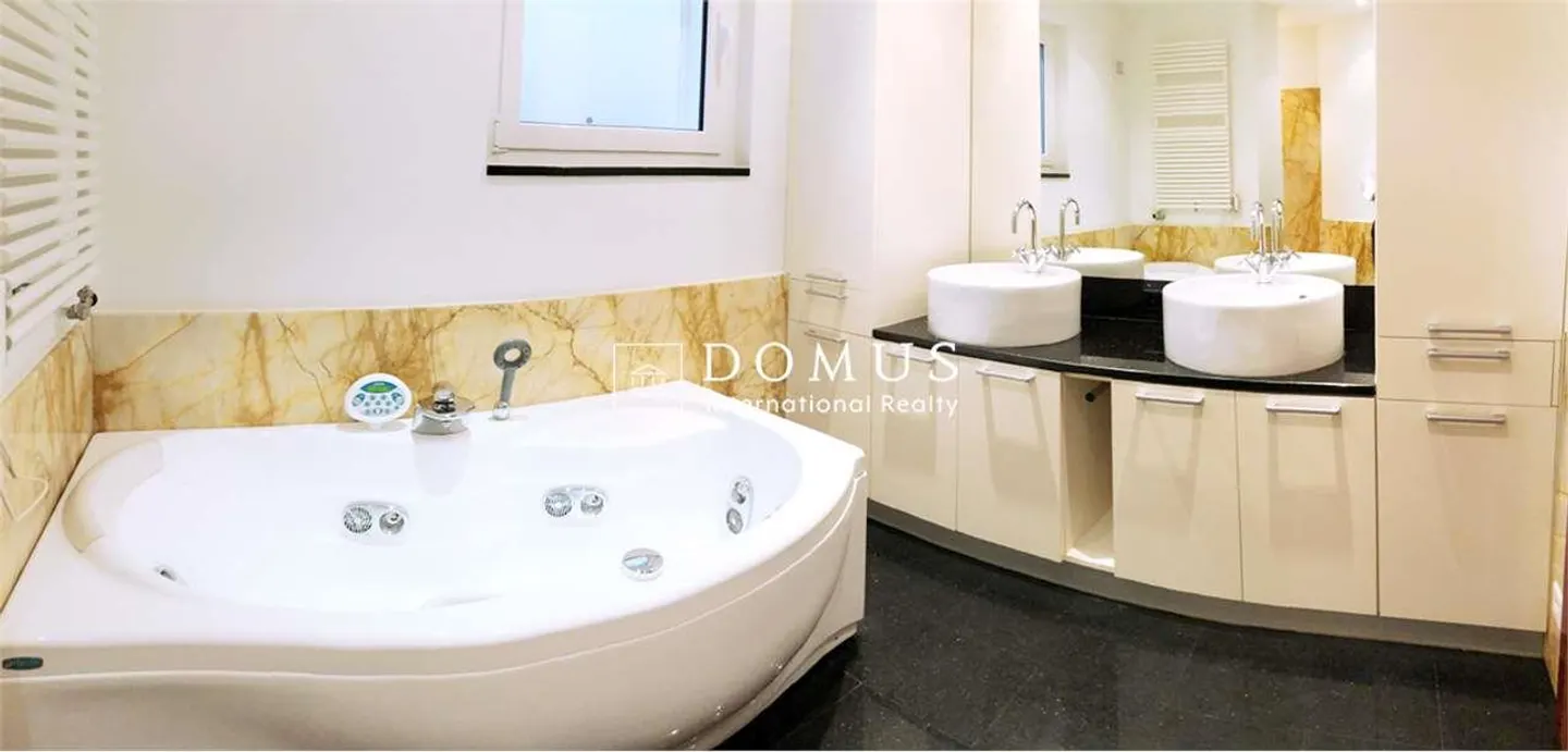 Elegant independent villa with stunning lake view in Muzzano - Photo 3 of 11
