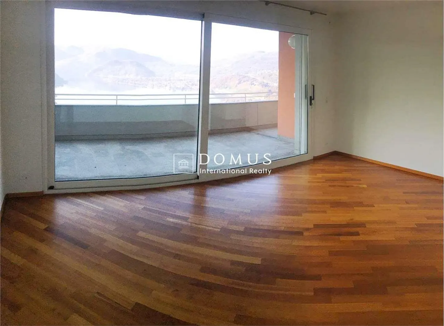 Elegant independent villa with stunning lake view in Muzzano - Photo 4 of 11