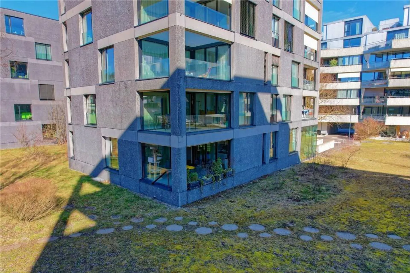 Moderne 2½-Zimmerwohnung mit Balkonen - Foto 5 von 13