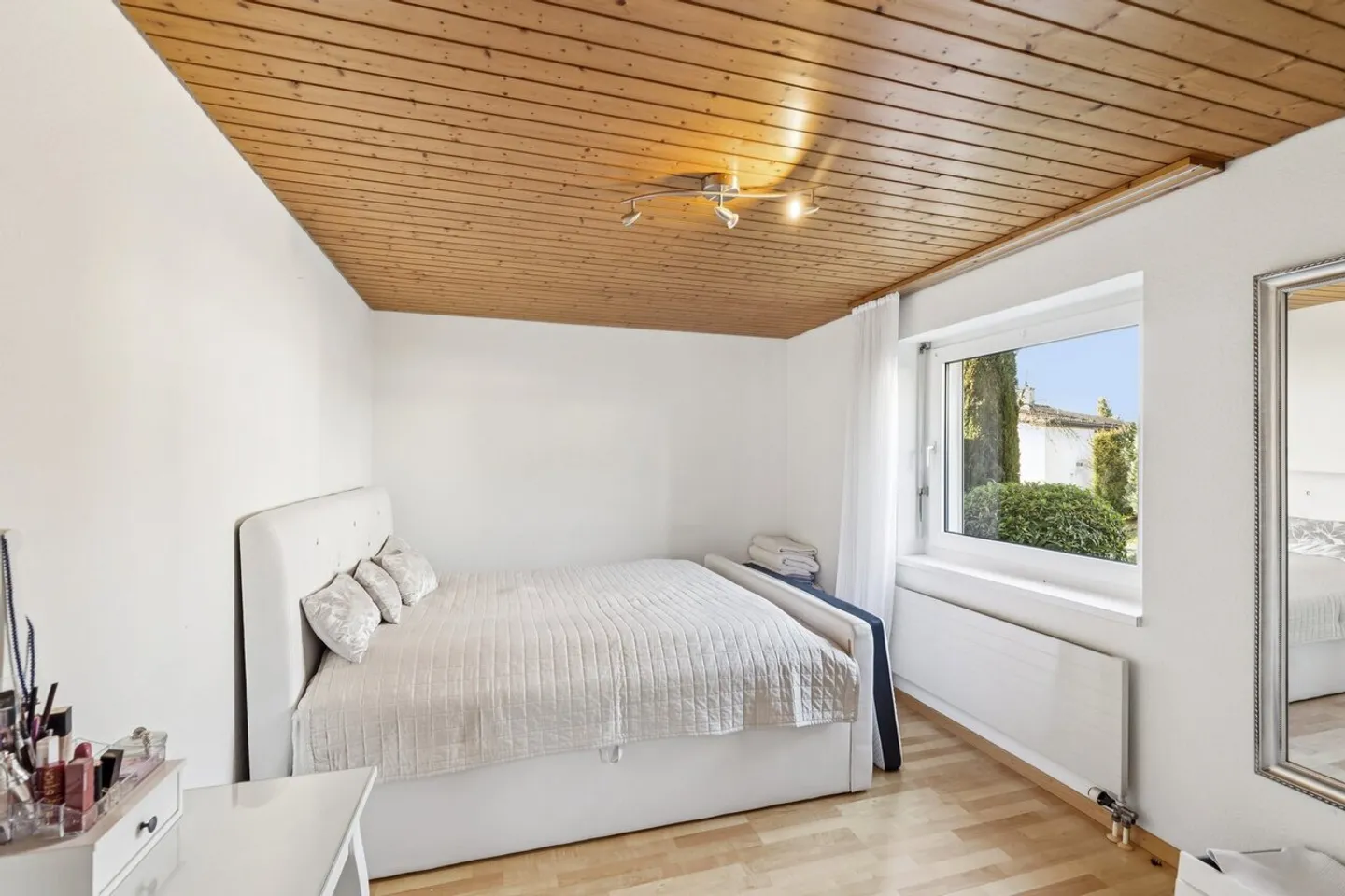 Proprietà spaziosa con appartamento in posizione privilegiata - Foto 3 di 5