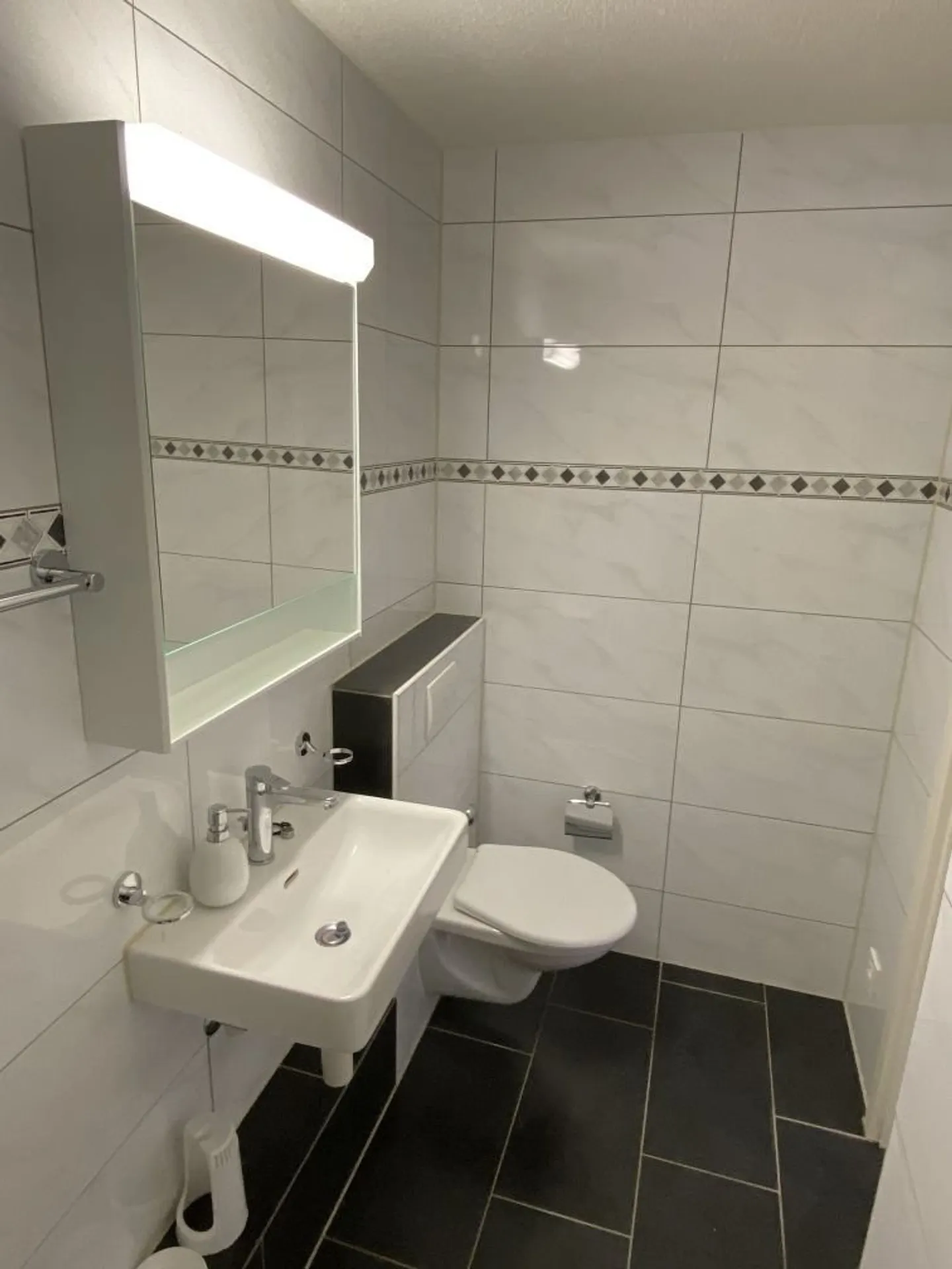 Beautiful 3-room penthouse apartment for rent - Photo 3 of 9