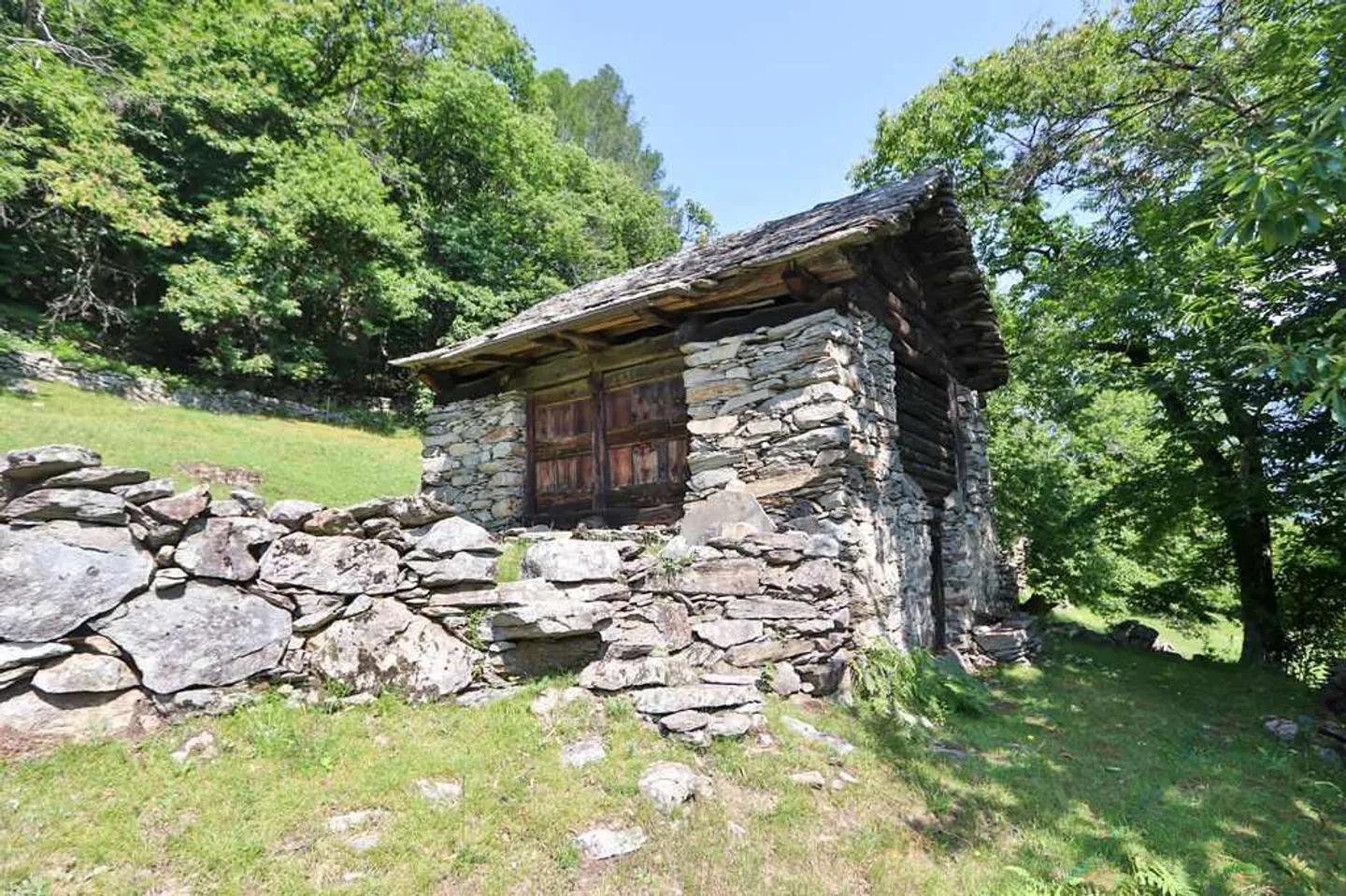 2 rustici da ristrutturare con tanto terreno - Foto 2 di 13