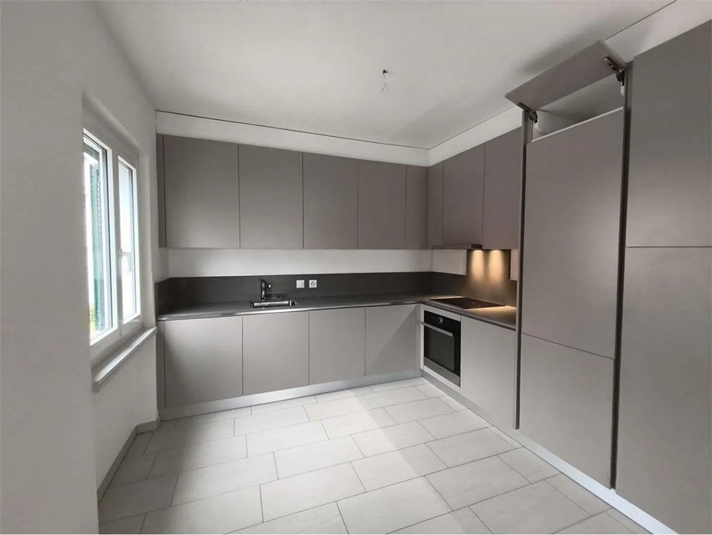 Canobbio - Spazioso Quadrilocale 4.5 Locali con Terrazzino in Casa Tra - Foto 2 di 13