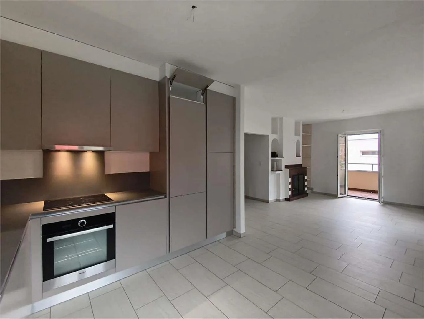 Canobbio - Spazioso Quadrilocale 4.5 Locali con Terrazzino in Casa Tra - Foto 1 di 13