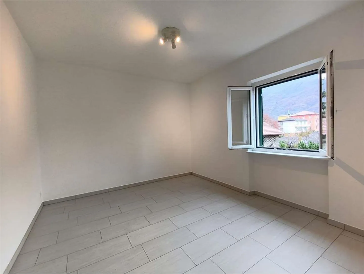 Canobbio - Spazioso Quadrilocale 4.5 Locali con Terrazzino in Casa Tra - Foto 10 di 13