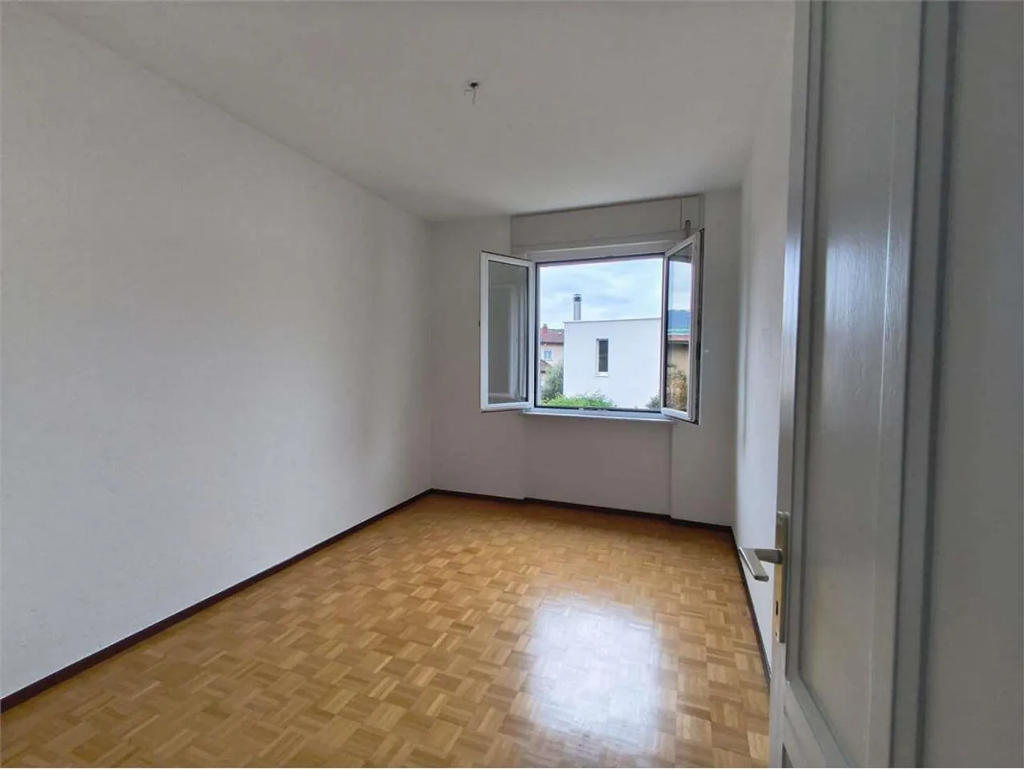 Canobbio - Spazioso Quadrilocale 4.5 Locali con Terrazzino in Casa Tra - Foto 9 di 13